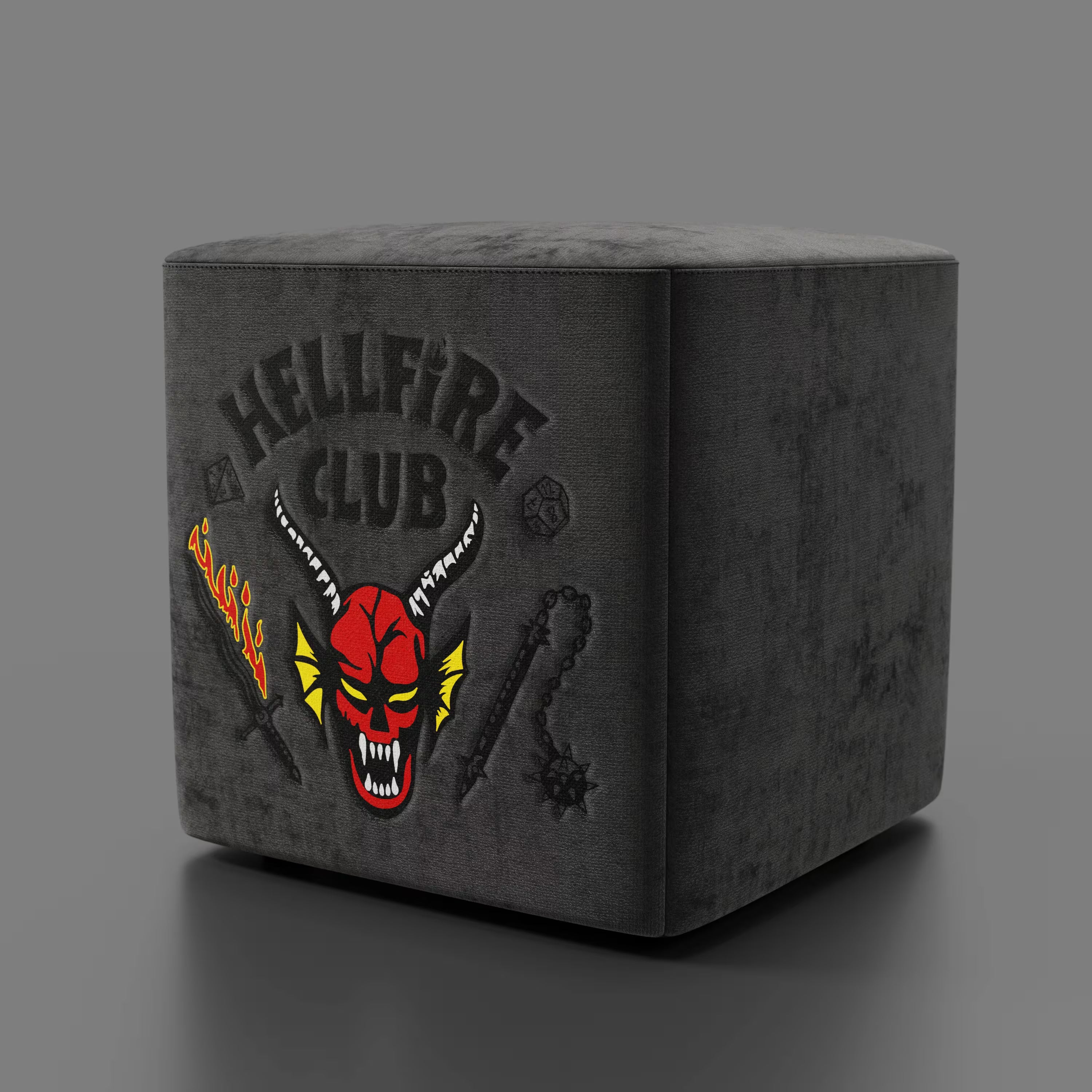 Il pouf Cube Hellfire club Stranger Things Edition di Divani.Store è caratterizzato da un colore antracite con un'audace faccia rossa da demone, armi infuocate e dadi D20, perfetto per i fan che cercano un design iconico e originale.
