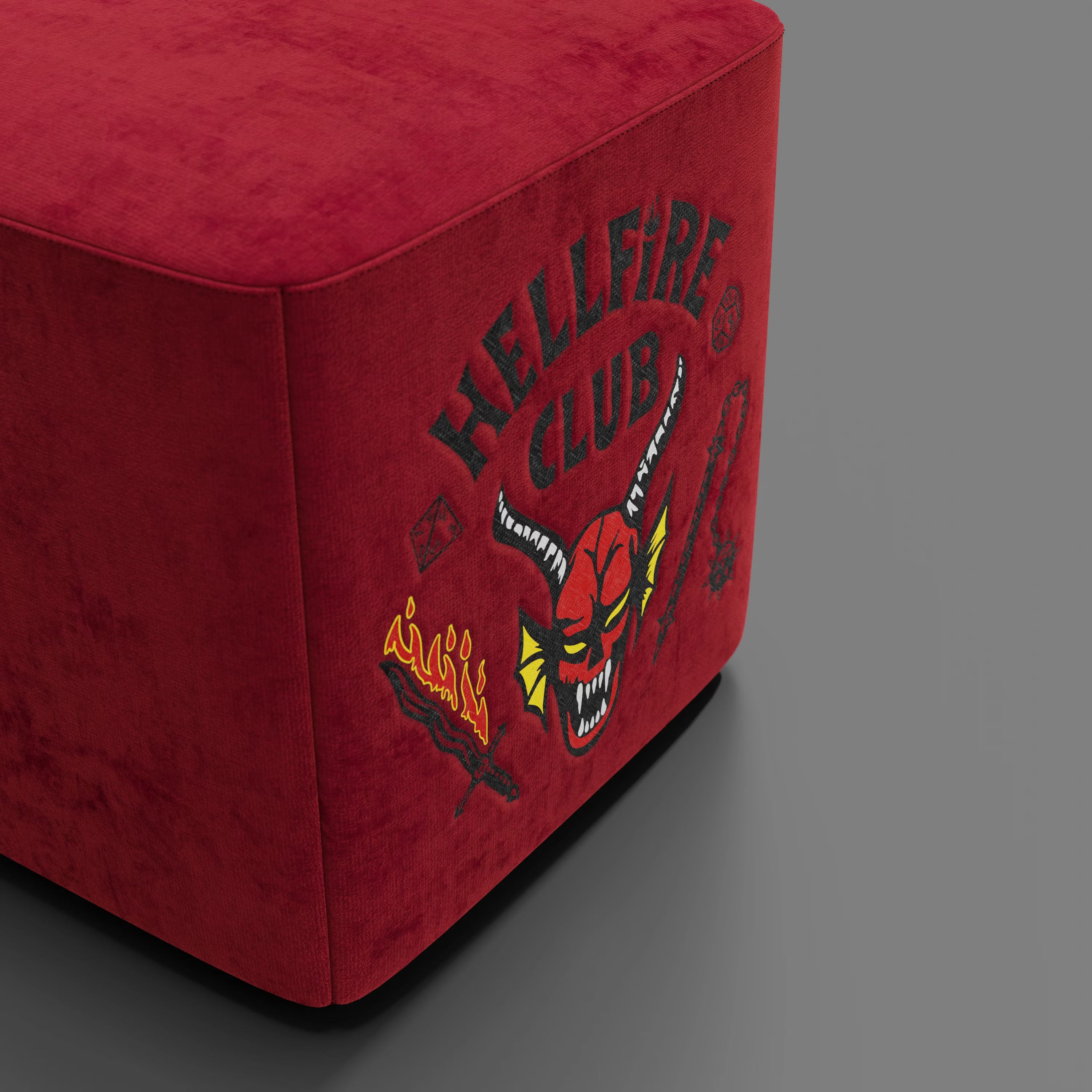 Il pouf Cube Hellfire club Stranger Things Edition di Divani.Store è un pouf rosso con un tessuto morbido e strutturato, caratterizzato da un volto di demone cornuto e dalla scritta "HELLFIRE CLUB", design in edizione limitata ispirato all'iconica serie.