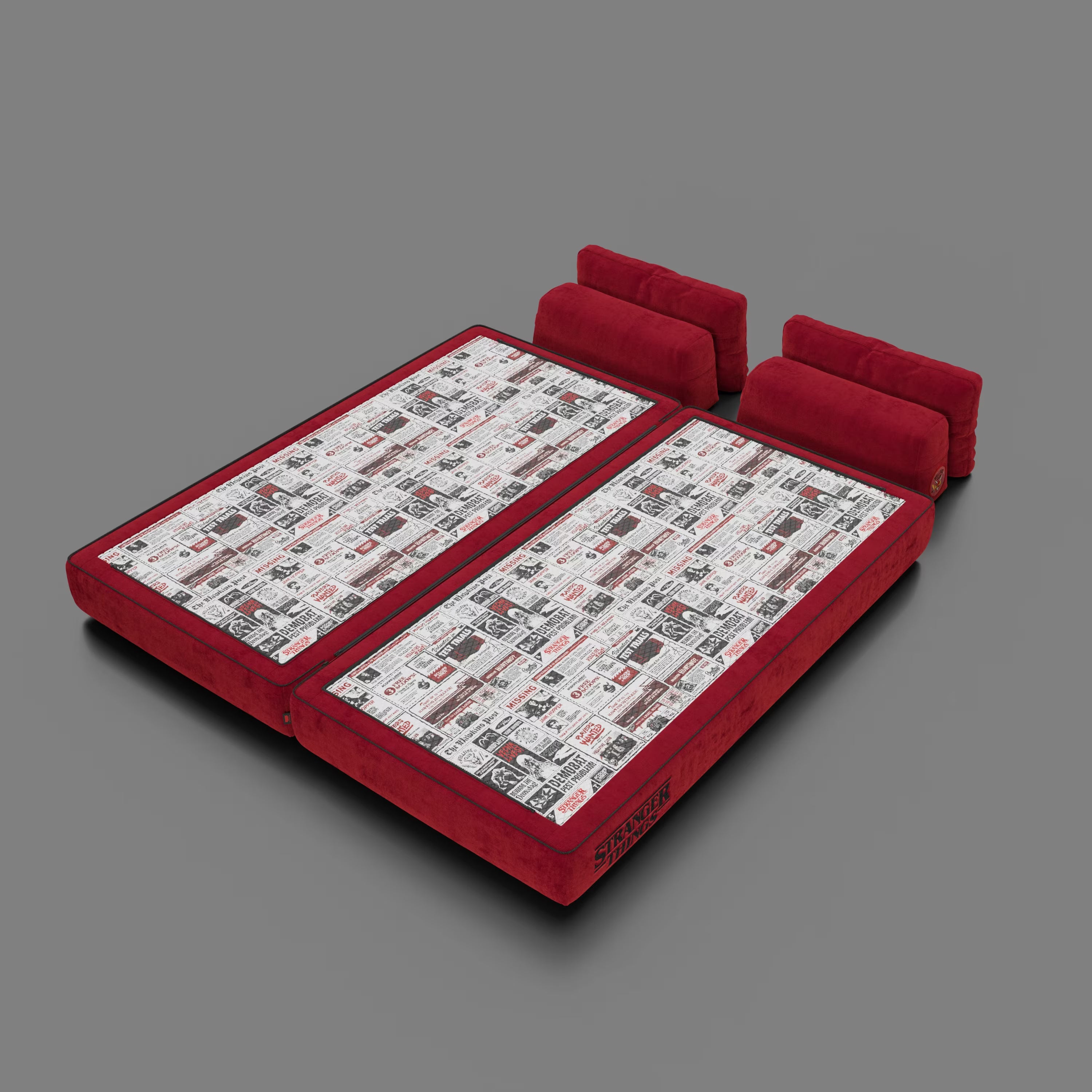 Due divani letto adiacenti Rift rosso STRANGER THINGS Edition di Divani.Store, con schienale mobile, sono mostrati aperti. Ognuno di essi è dotato di un materasso in memory foam alto 22 cm con grafica nera, rossa e grigia su sfondo grigio.