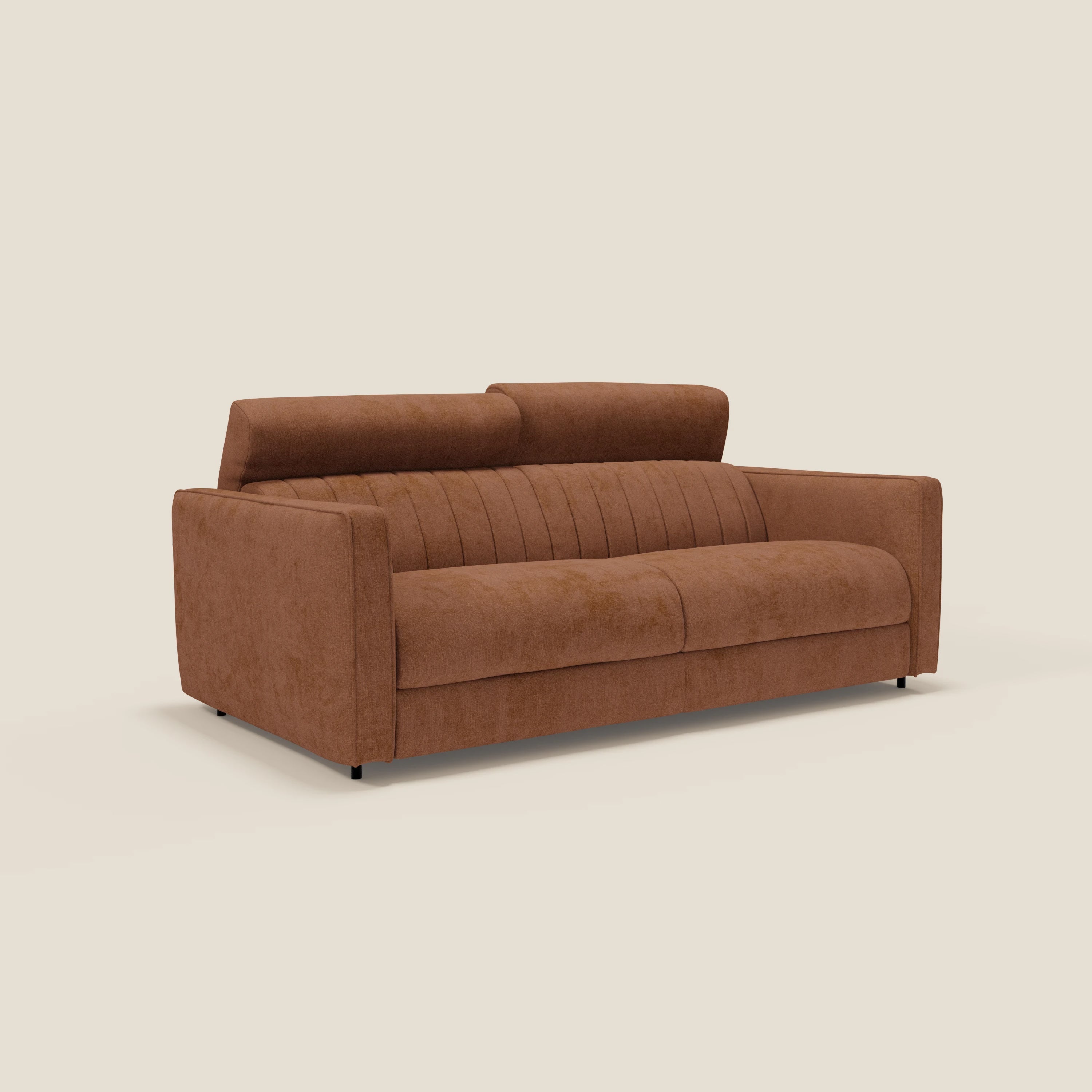 Il Nivon Divano letto moderno di Divani.Store è caratterizzato da un morbido materasso H16 cm, da un poggiatesta regolabile e da un tessuto impermeabile T25 arancione bruciato, che mette in risalto il design moderno e il comfort su uno sfondo beige chiaro.