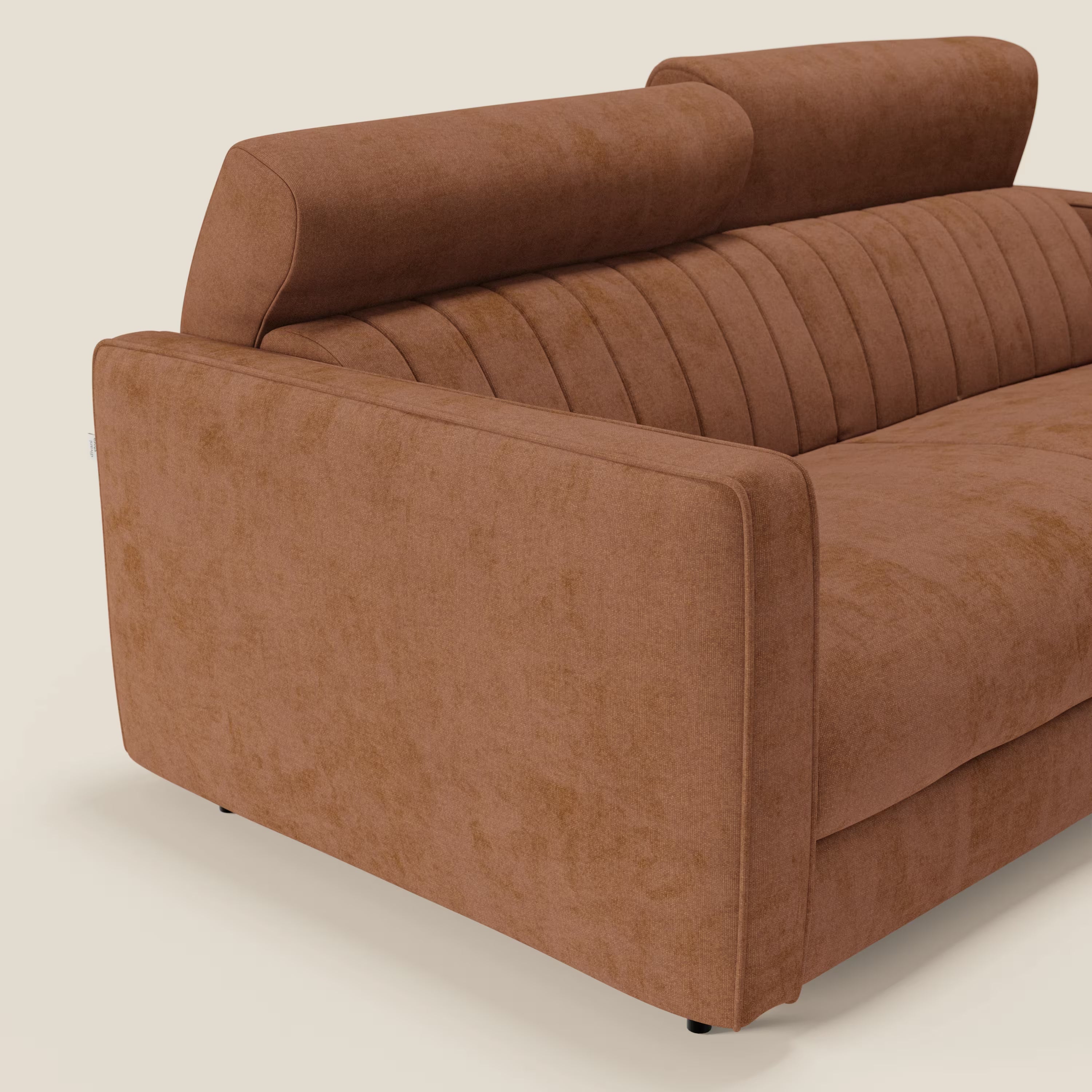 Primo piano del divano letto moderno Nivon di Divani.Store in arancione bruciato T25 impermeabile, caratterizzato da cuciture verticali, schienale alto imbottito con poggiatesta e braccioli squadrati. Il fondo crema ne evidenzia il design.