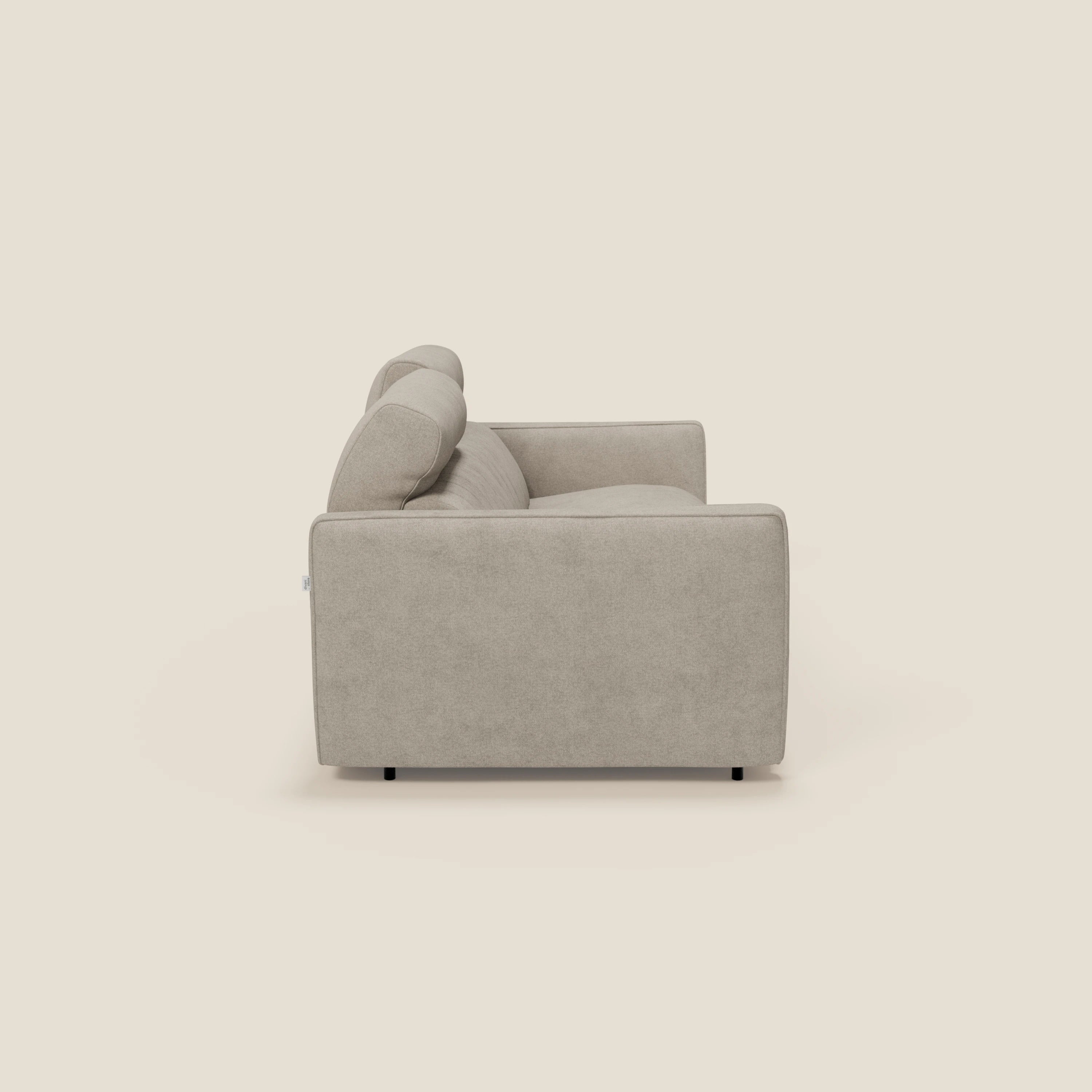 Vista laterale di Nivon Divano letto moderno di Divani.Store in tessuto beige impermeabile T25, caratterizzato da una forma squadrata, cuscini in feltro, profilo basso, linee pulite, piedini corti e scuri e materasso da 16 cm su sfondo bianco sporco.