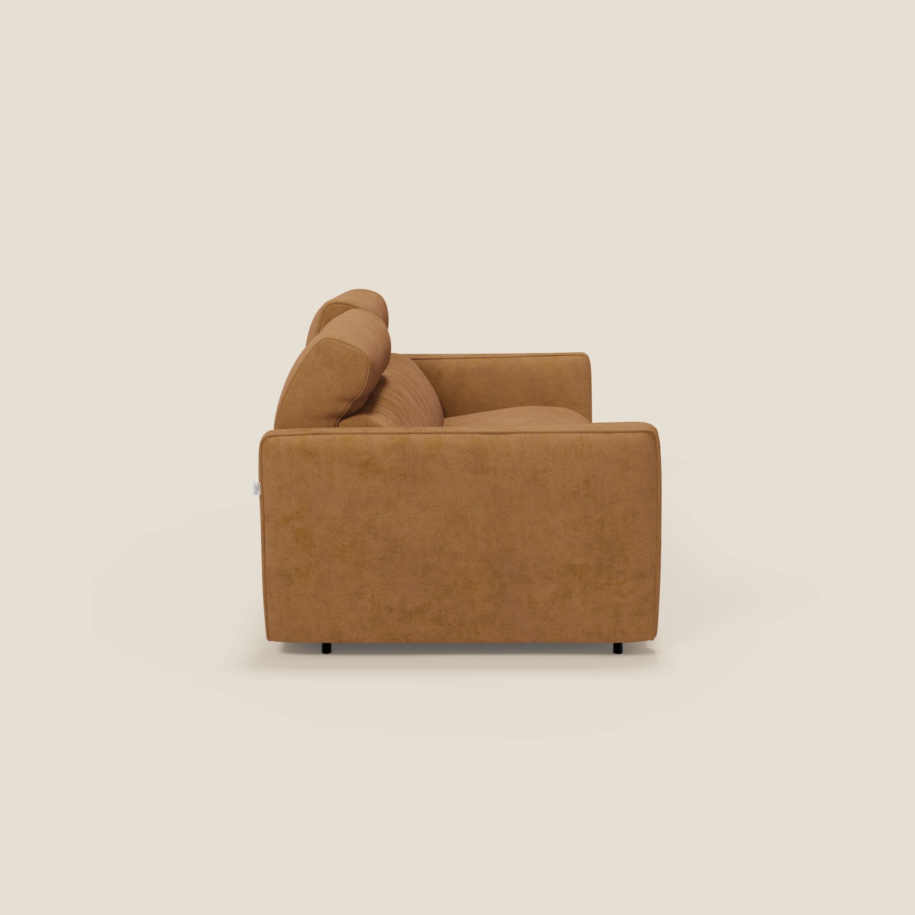 Vista laterale del divano letto moderno Nivon di Divani.Store, caratterizzato da tessuto impermeabile giallo senape, materasso H16 cm, poggiatesta regolabile, braccioli quadrati, cuscini in feltro e gambe corte nere su sfondo beige.