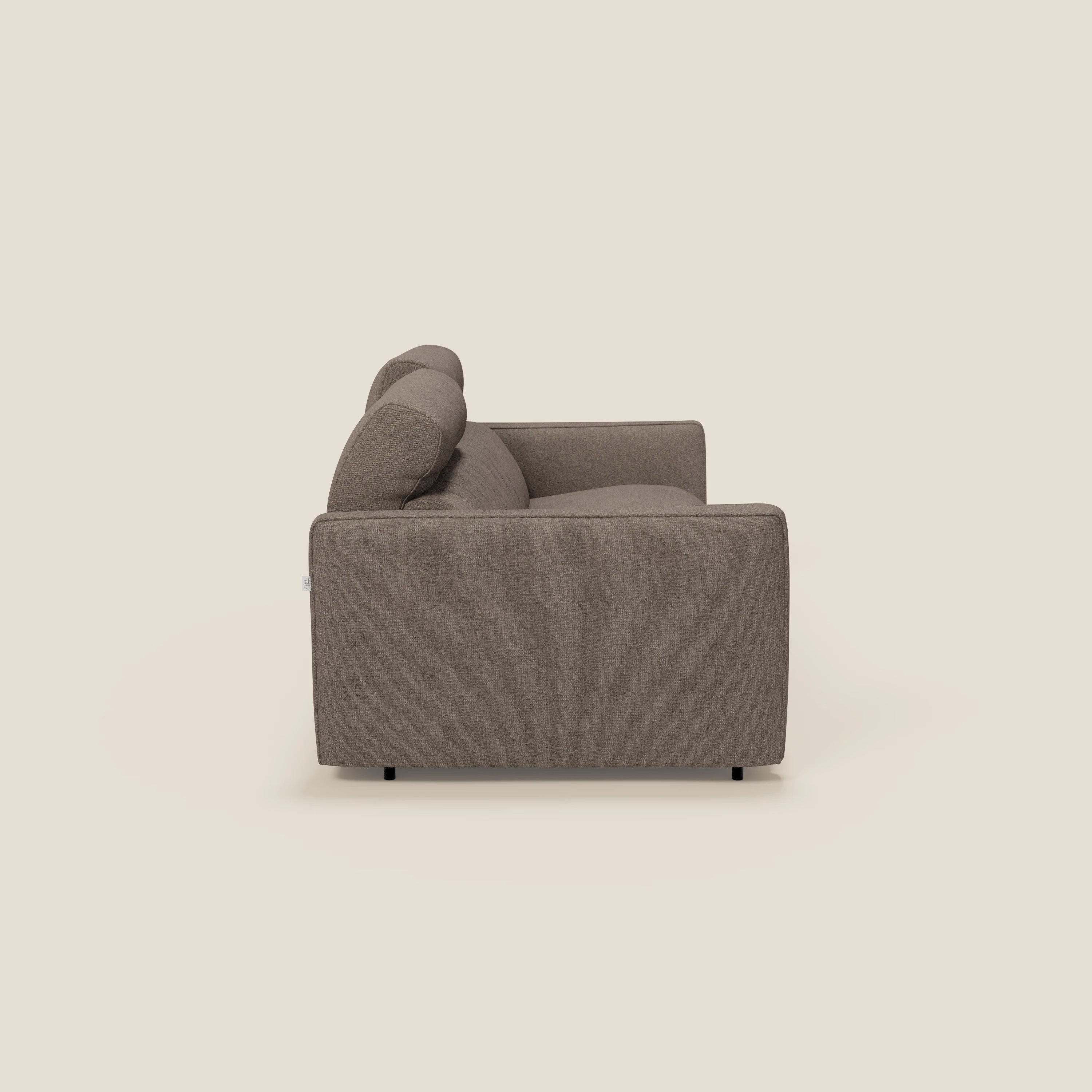 Vista laterale del divano letto Nivon Divano moderno di Divani.Store in tessuto impermeabile marrone T25, caratterizzato da cuscini in feltro, braccioli dritti, silhouette squadrata, gambe corte e materasso da 16 cm con poggiatesta su uno sfondo beige chiaro.