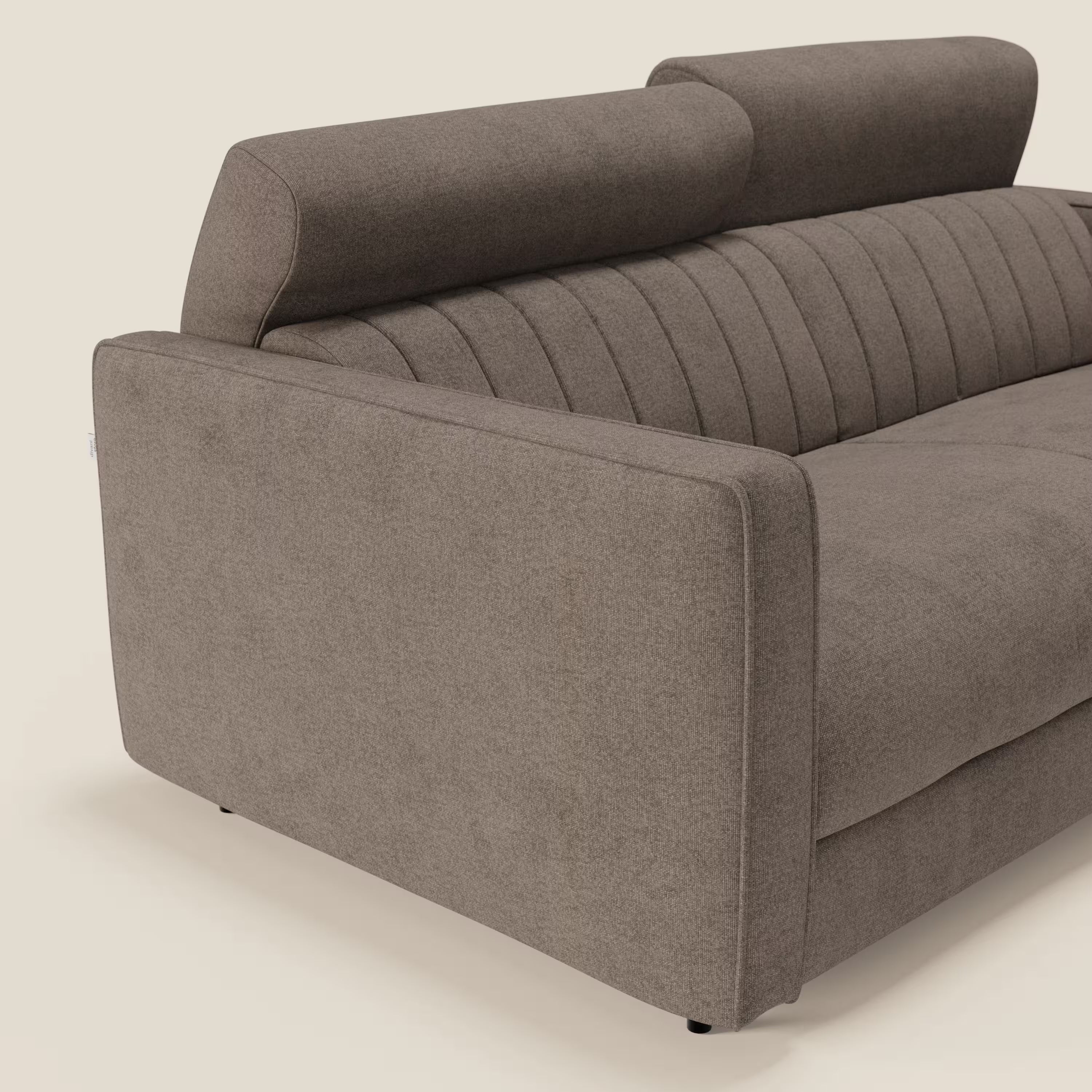 Il divano letto moderno Nivon di Divani.Store è caratterizzato da un tessuto impermeabile marrone T25, braccioli dritti e confortevoli, schienale con cuciture verticali e poggiatesta regolabili. Vista laterale e parziale dello schienale su sfondo chiaro.