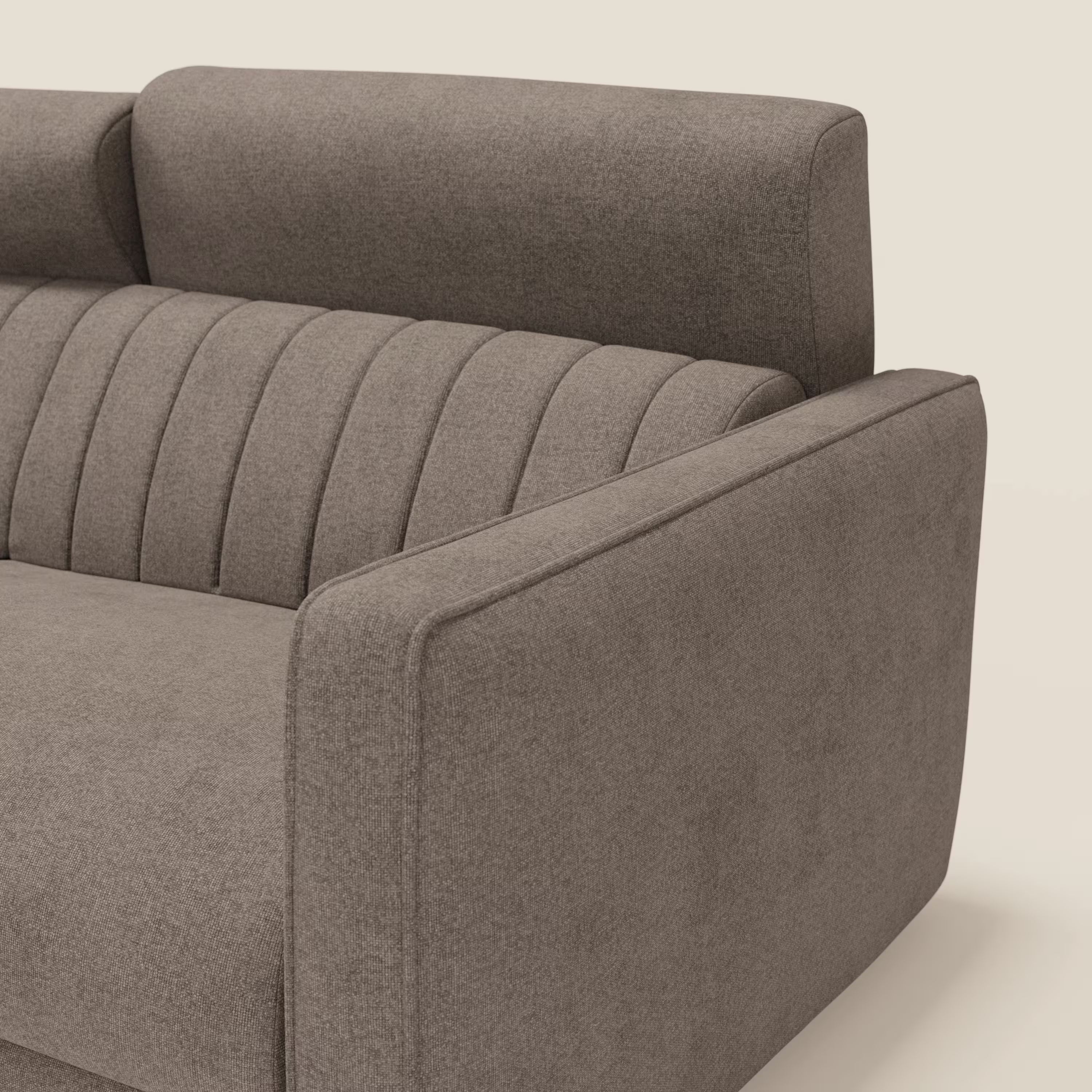 Primo piano del Nivon Divano letto moderno di Divani.Store in tessuto impermeabile marrone T25 con schienale alto, ampi braccioli, ciuffo a canale verticale e materasso H16 cm. Su uno sfondo bianco sporco.