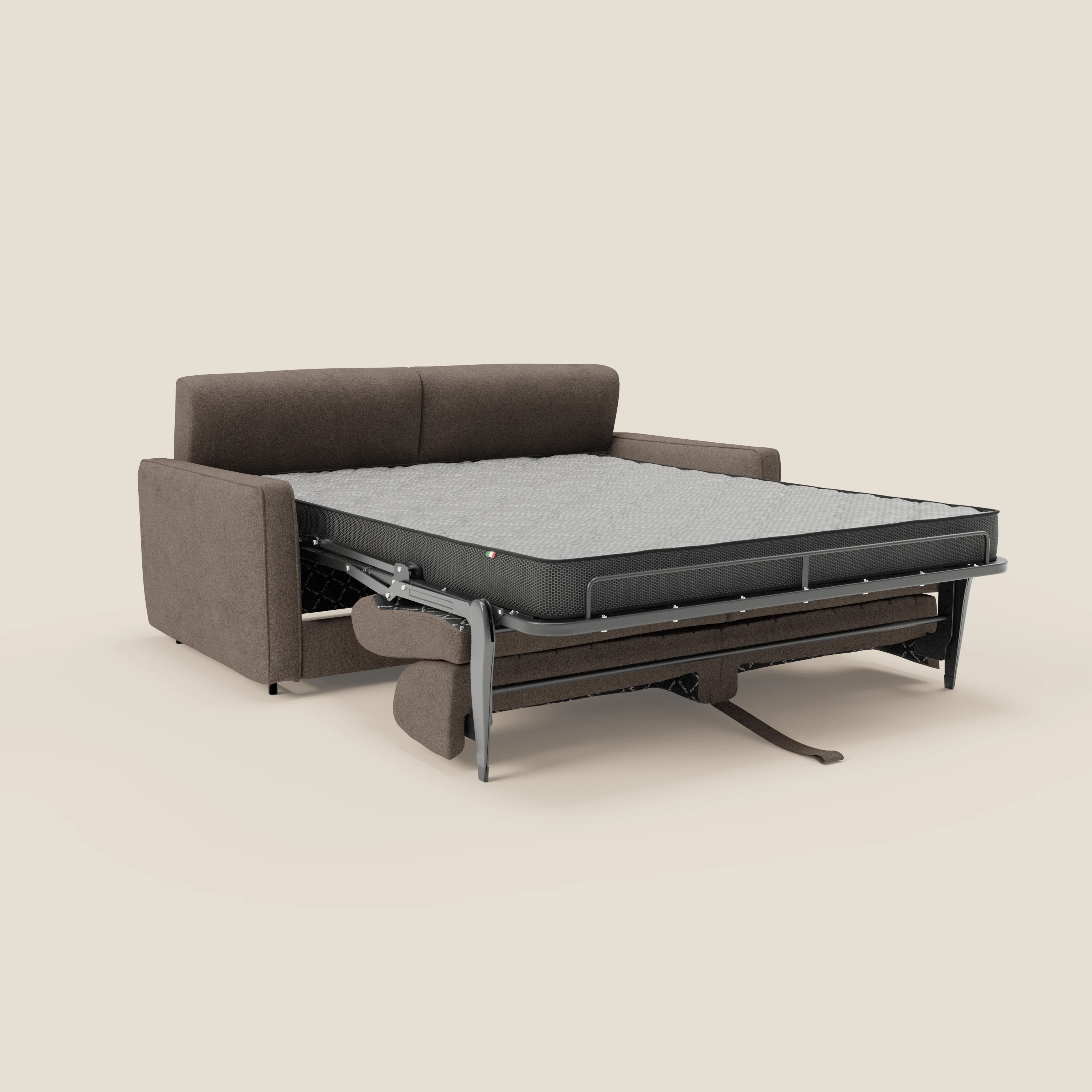 Il Nivon Divano letto moderno di Divani.Store, presentato aperto con struttura in metallo, materasso H16 cm e tessuto impermeabile T25 marrone con poggiatesta, spicca su uno sfondo beige neutro.