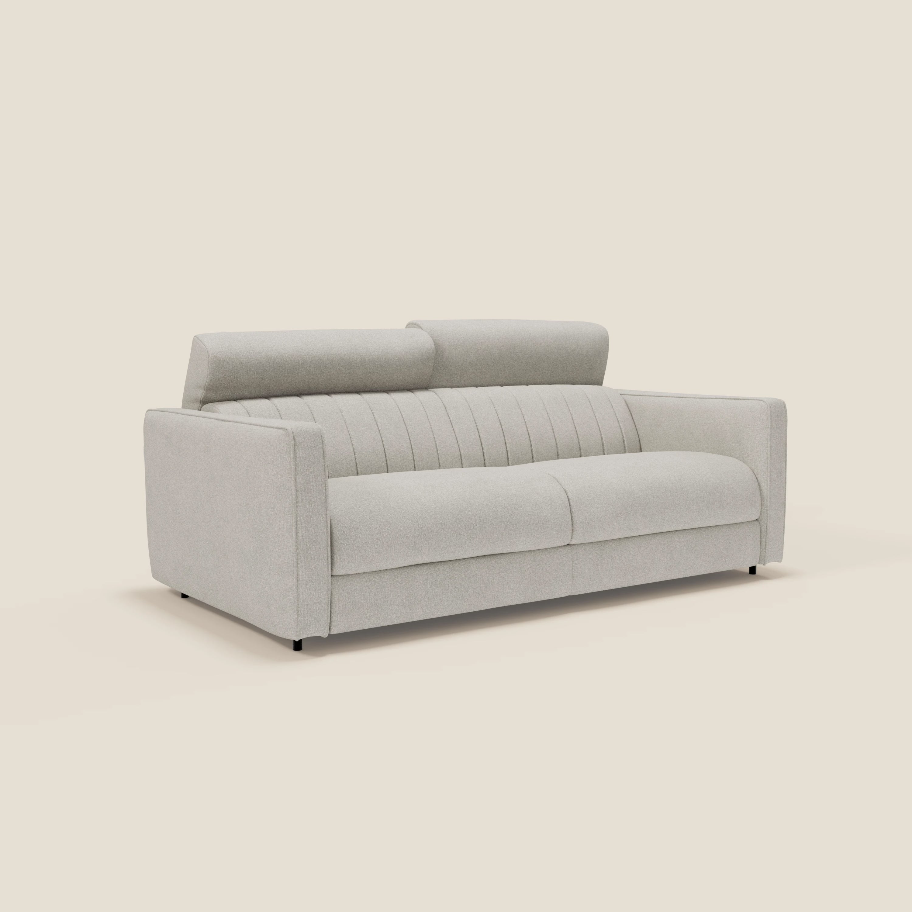 Il Nivon Divano letto moderno di Divani.Store è dotato di due cuscini di seduta, braccioli rigidi, schienale con ciuffo verticale, due poggiatesta regolabili, gambe corte di colore nero ed è rivestito in tessuto impermeabile panna T25 con materasso da 16 cm.