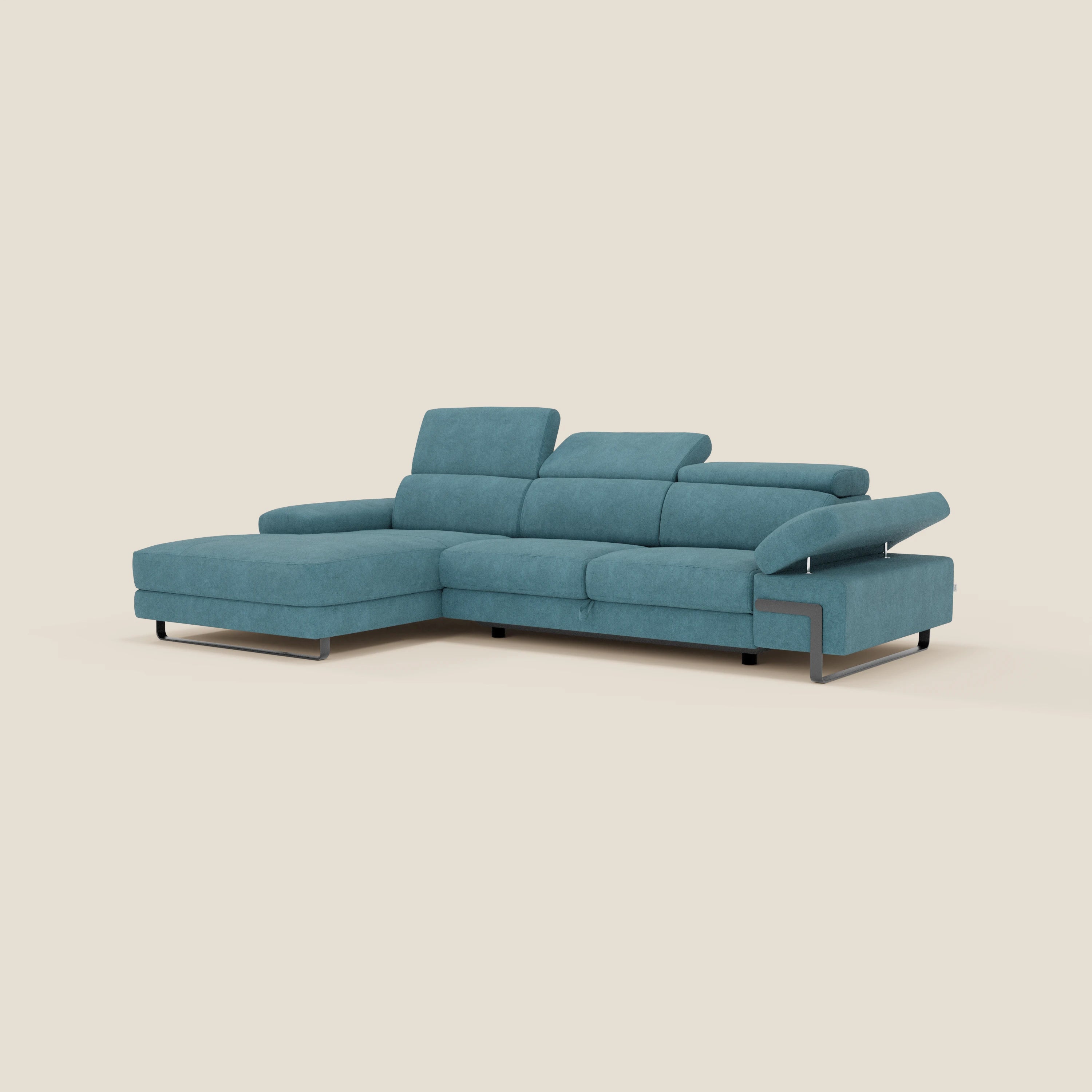 Il Divano angolare estraibile Zayana di Divani.Store, in tessuto impermeabile T02 azzurro con poggiatesta e braccioli reclinabili, chaise longue sinistra e gambe in metallo, spicca su fondo beige per il design minimalista e contemporaneo.