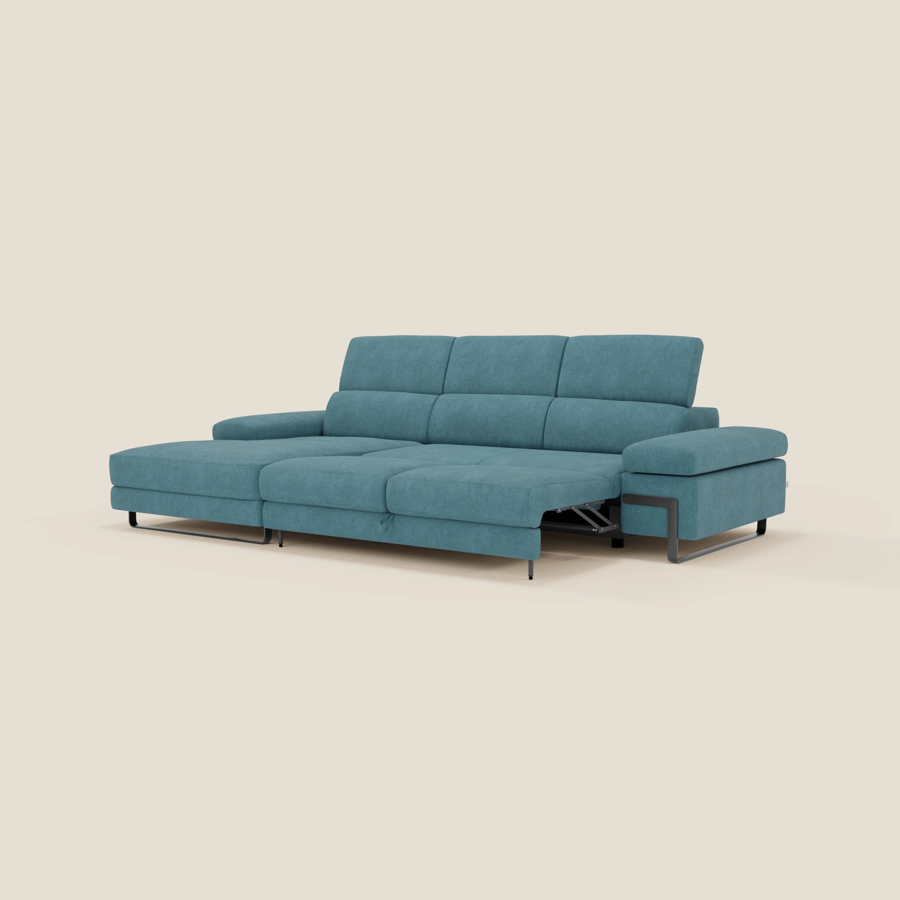 Il divano angolare estraibile Zayana di Divani.Store in tessuto impermeabile T02 azzurro offre tre sedute, braccioli e poggiatesta reclinabili, chaise longue destra e gambe nere sottili per un look moderno ed elegante.