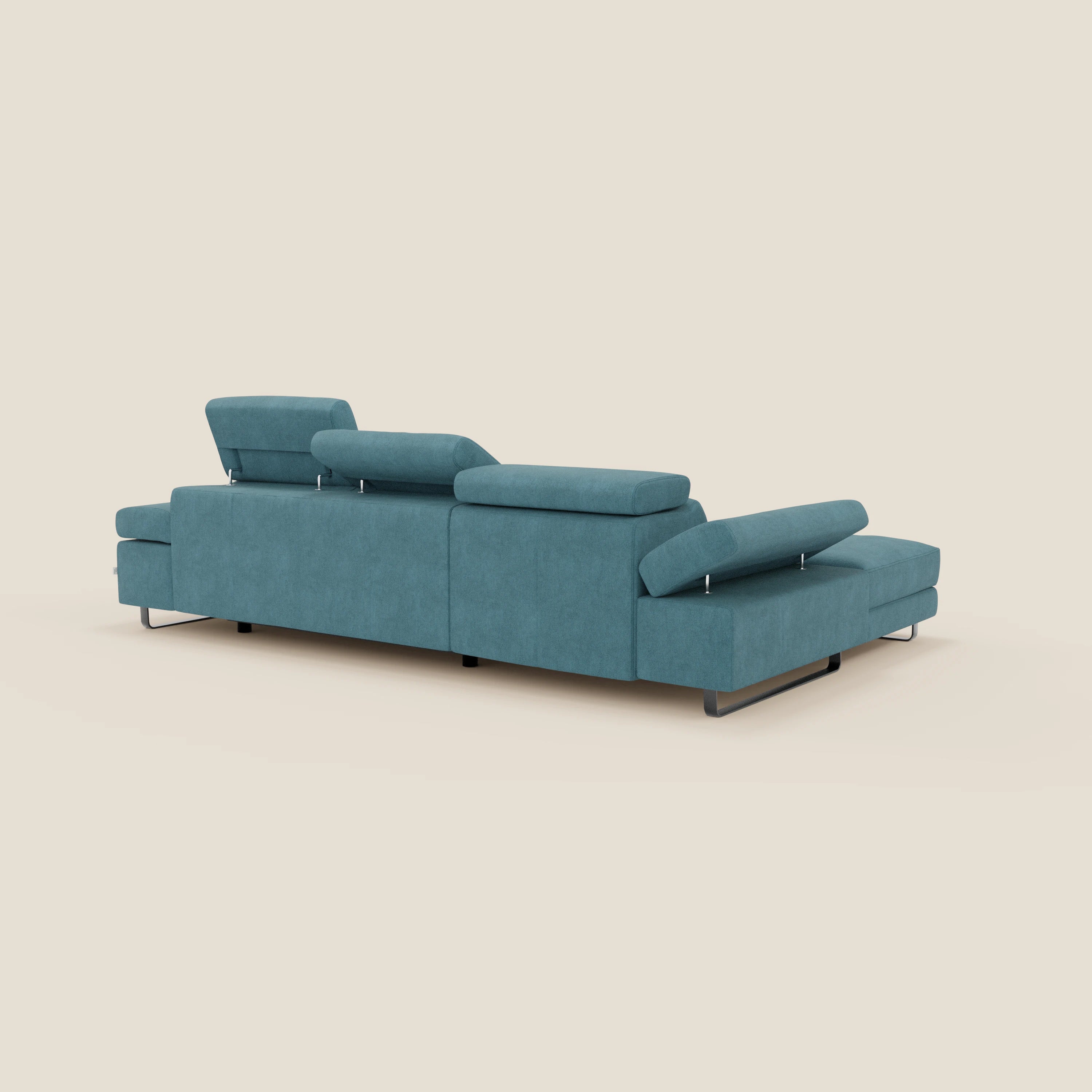 L'immagine mostra il divano angolare estraibile Zayana di Divani.Store, caratterizzato da braccioli e poggiatesta regolabili in tessuto impermeabile T02 azzurro, gambe in metallo e design minimalista. Ripresa da dietro e di lato su uno sfondo beige chiaro.