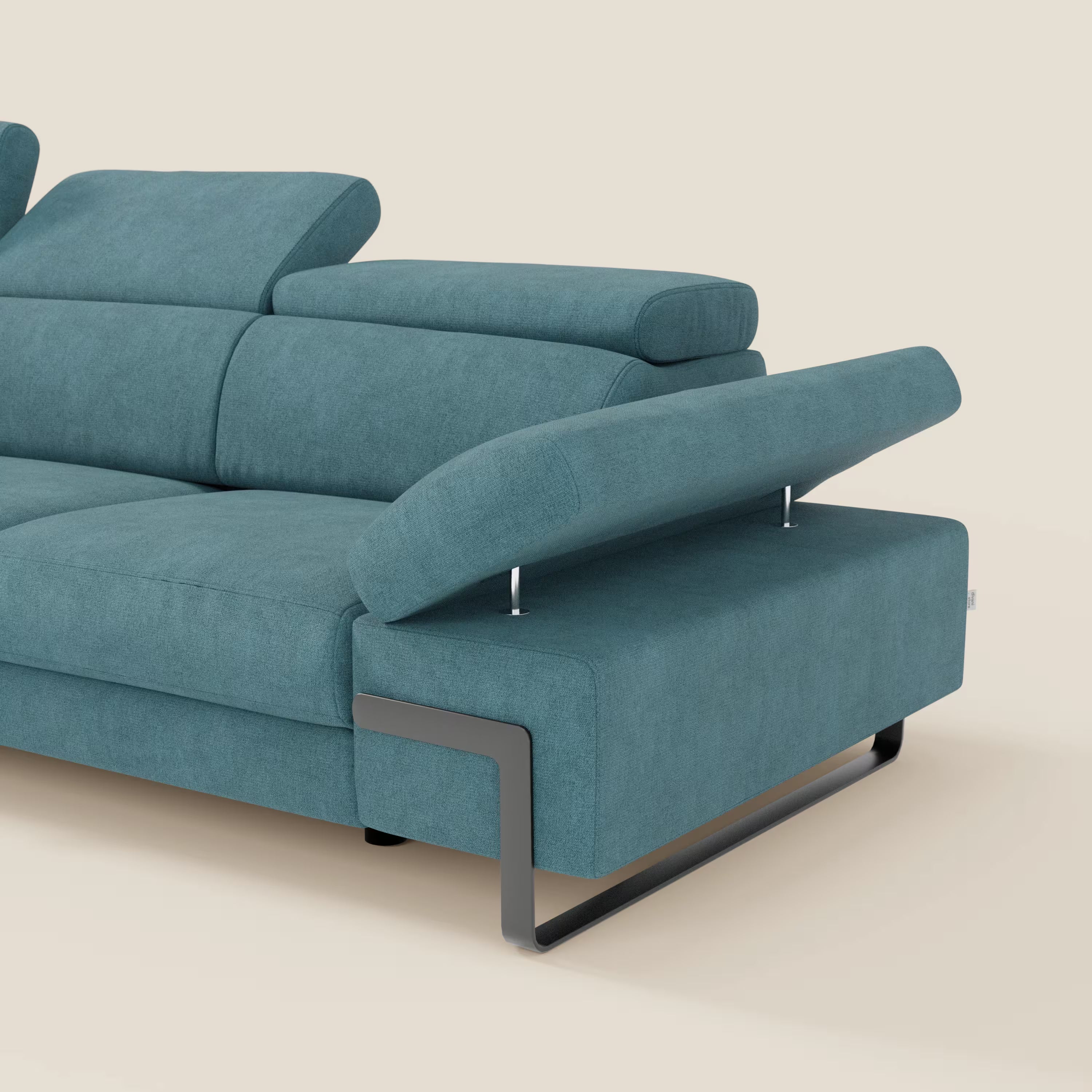 Il divano angolare estraibile Zayana di Divani.Store, in tessuto impermeabile T02 azzurro con braccioli e poggiatesta reclinabili, ha una struttura in metallo nero e un bracciolo destro sollevato che esalta la funzione relax. Sfondo beige semplice.