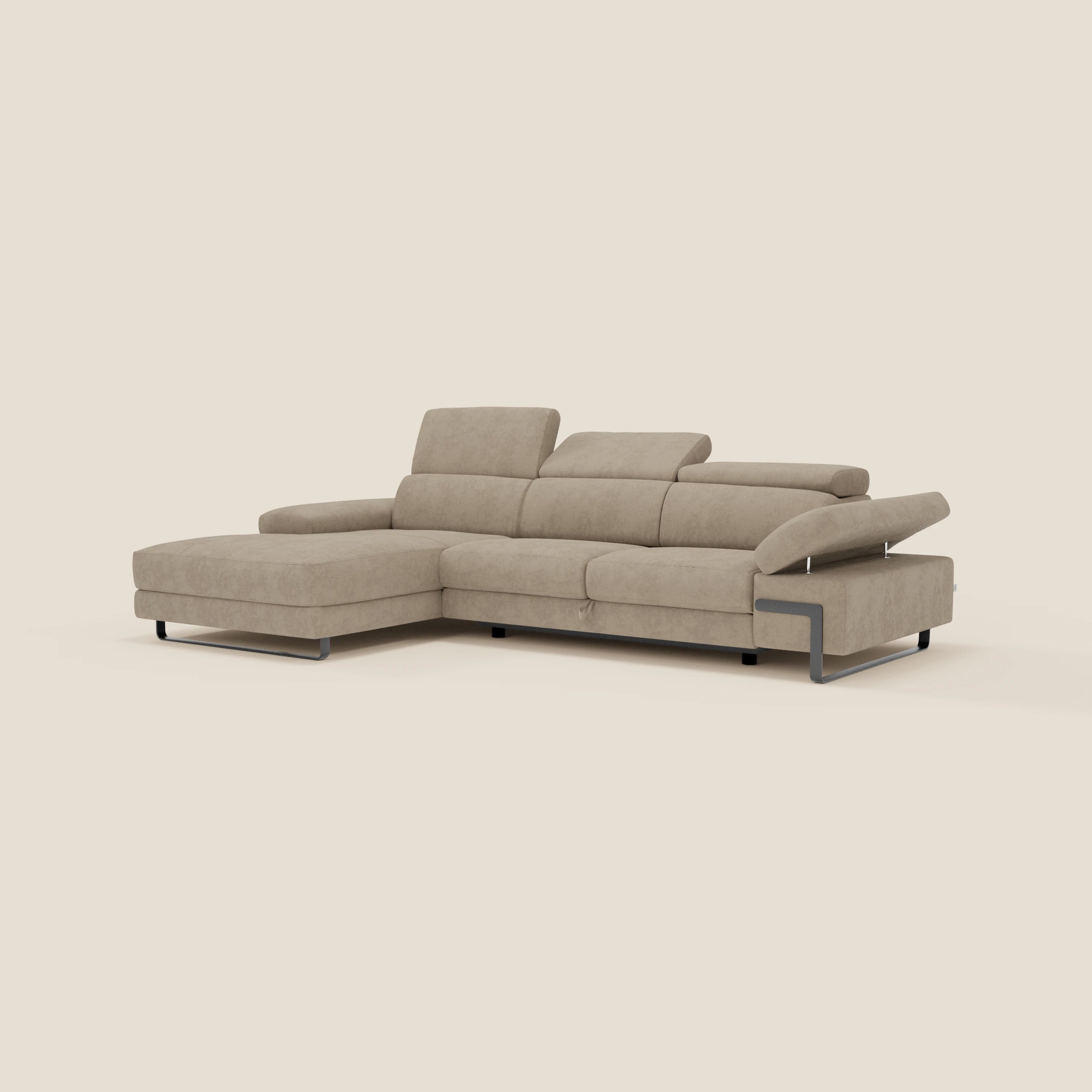 Il divano angolare estraibile Zayana di Divani.Store, in tessuto impermeabile T02 beige, presenta braccioli e poggiatesta reclinabili, ampia penisola e gambe in metallo. Design moderno a forma di L su sfondo chiaro.