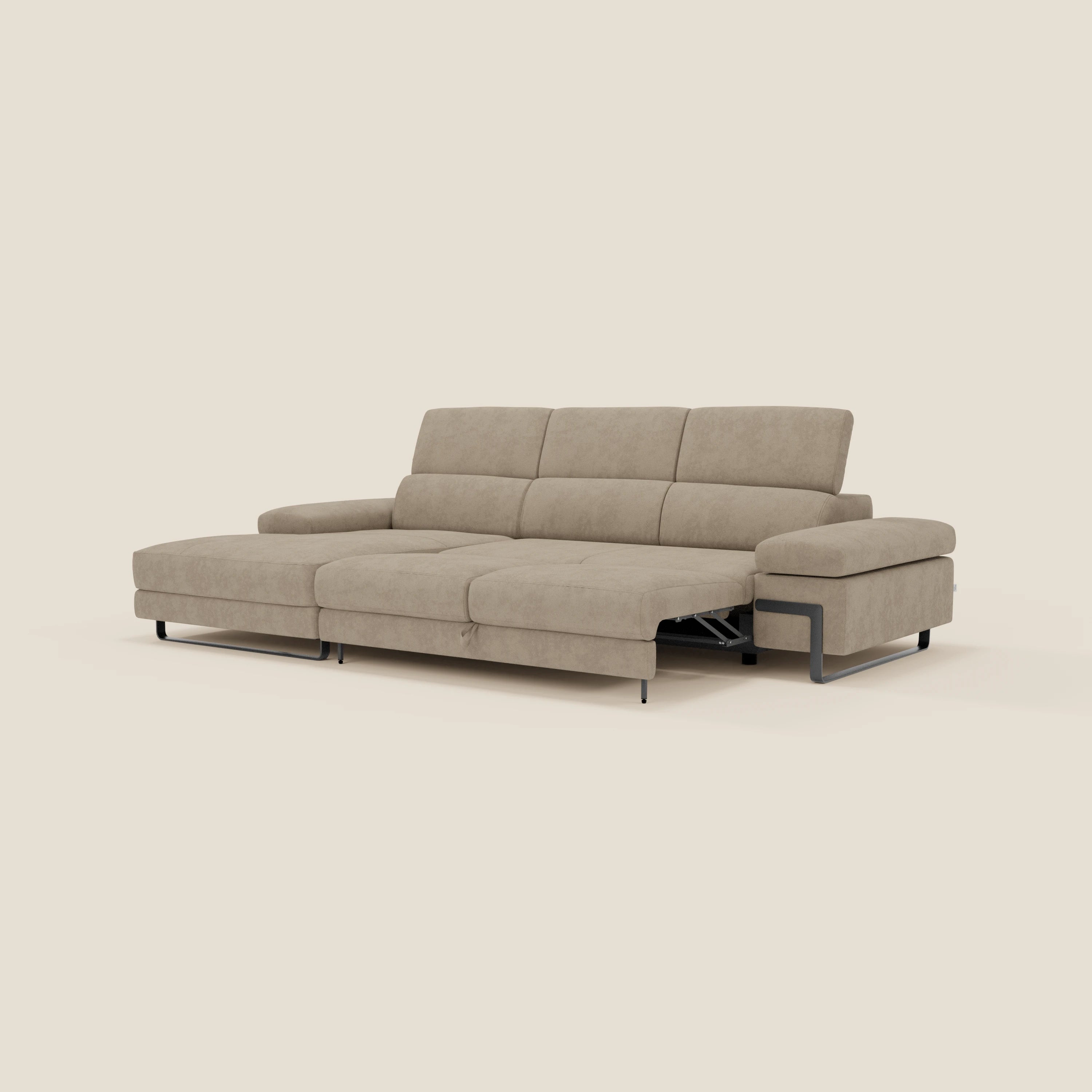 Zayana Divano angolare estraibile di Divani.Store è un moderno divano angolare beige in tessuto impermeabile T02 con braccioli e poggiatesta reclinabili, chaise longue allungabile a destra, gambe in metallo e un elegante profilo basso su uno sfondo semplice.