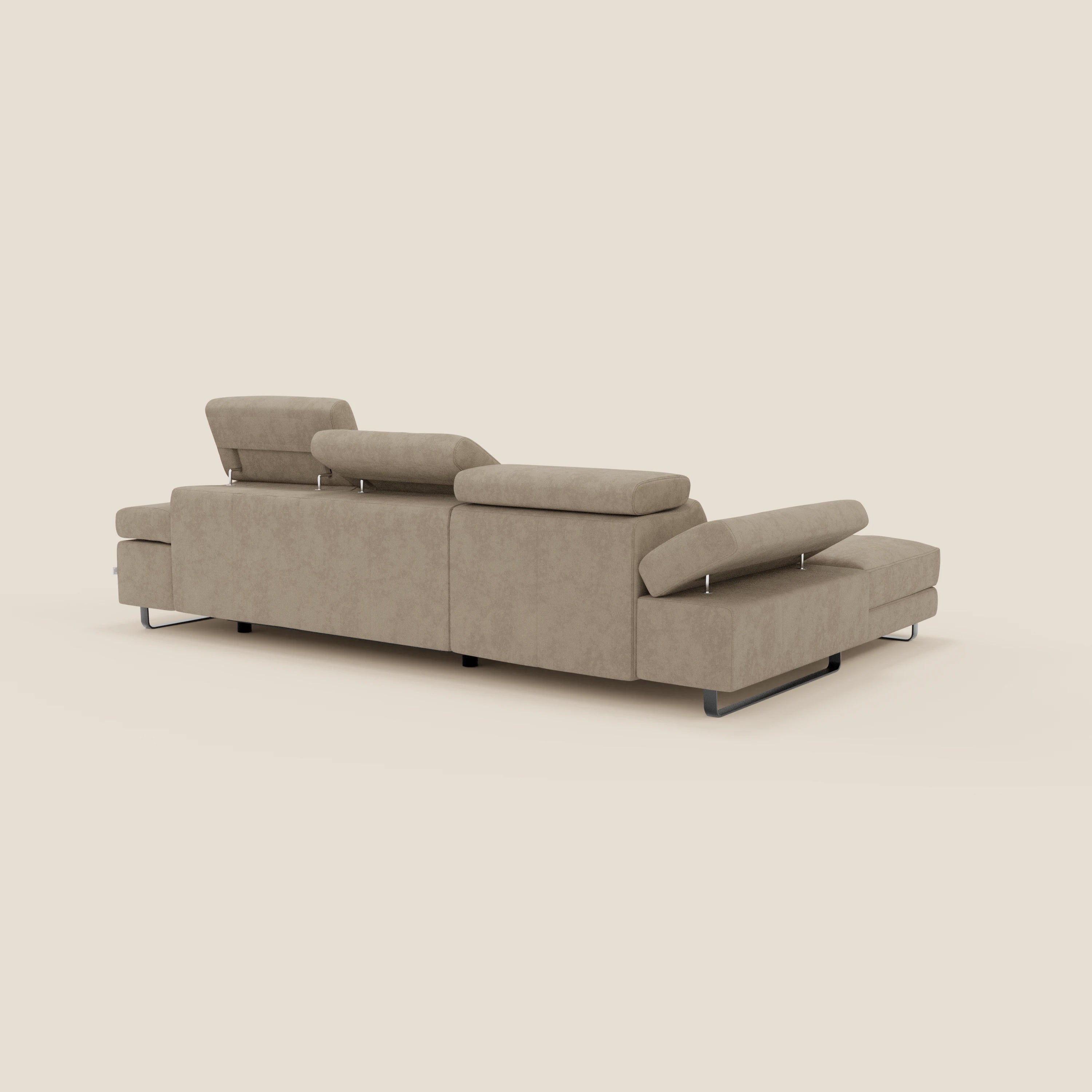 Il divano angolare estraibile Zayana di Divani.Store in impermeabile T02 beige è caratterizzato da braccioli e poggiatesta reclinabili, gambe in metallo e design minimalista. Mostrato dal retro su uno sfondo chiaro.
