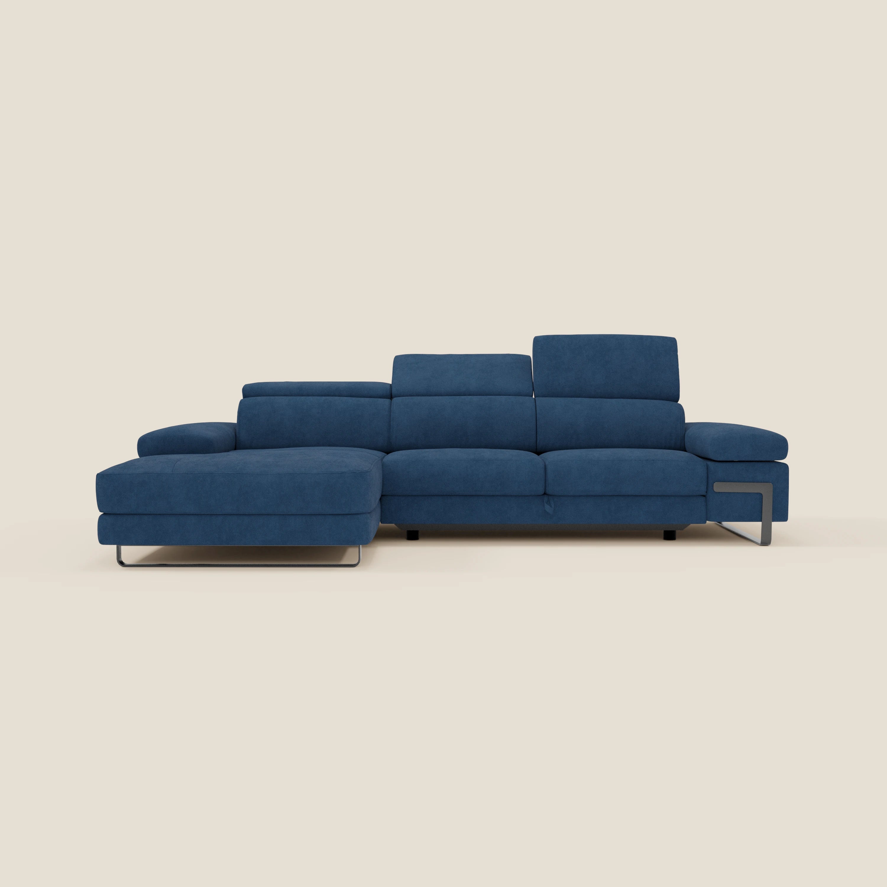 Il divano angolare estraibile Zayana di Divani.Store è caratterizzato da tre sedute con braccioli e poggiatesta reclinabili in tessuto impermeabile T02 blu, da una chaise lounge a sinistra e da sottili gambe in metallo, presentate su uno sfondo beige chiaro.