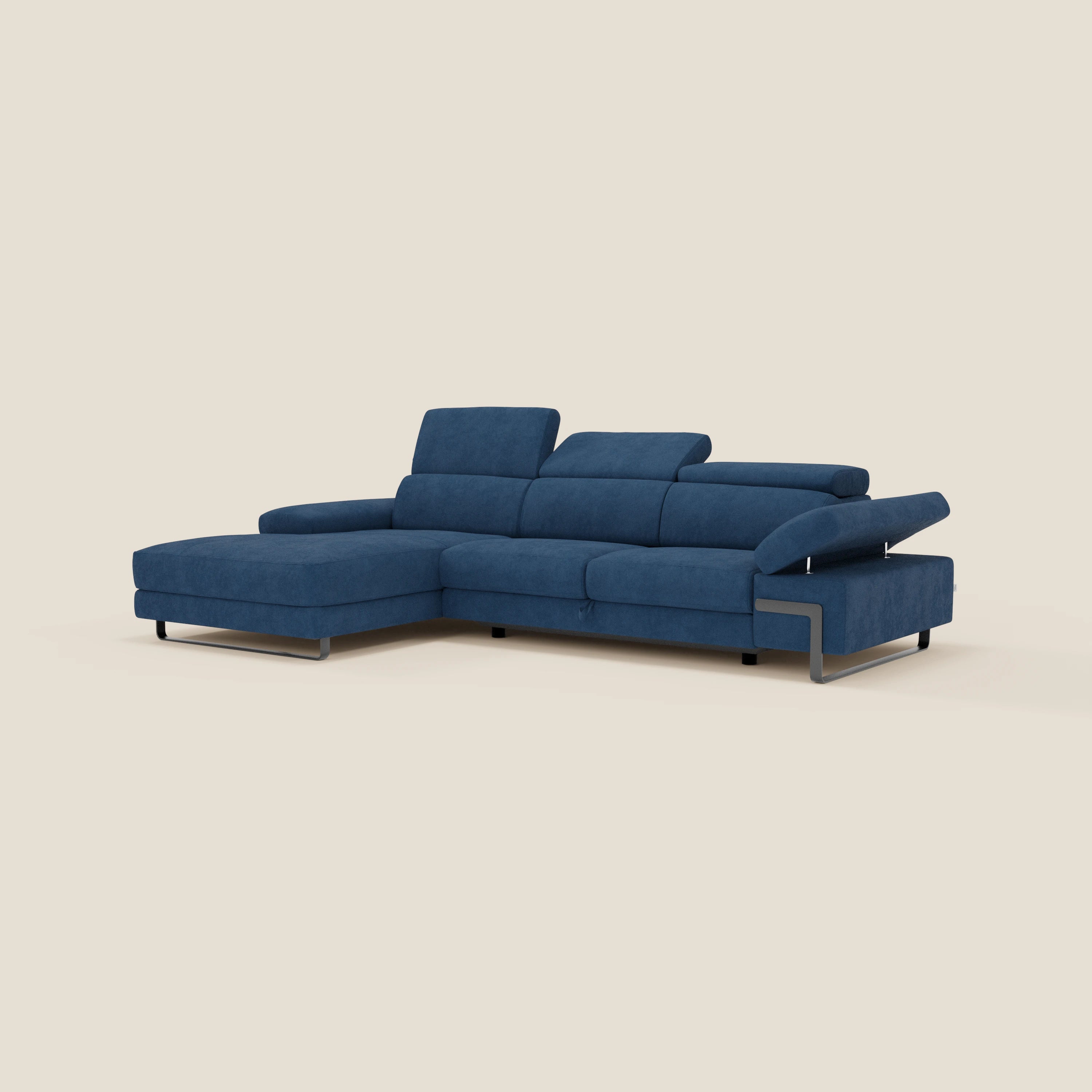 Il divano angolare estraibile Zayana di Divani.Store è caratterizzato da braccioli e poggiatesta reclinabili, rivestiti in tessuto idrorepellente T02 blu. Con la chaise longue sinistra e le eleganti gambe in metallo, aggiunge eleganza a uno sfondo beige chiaro.