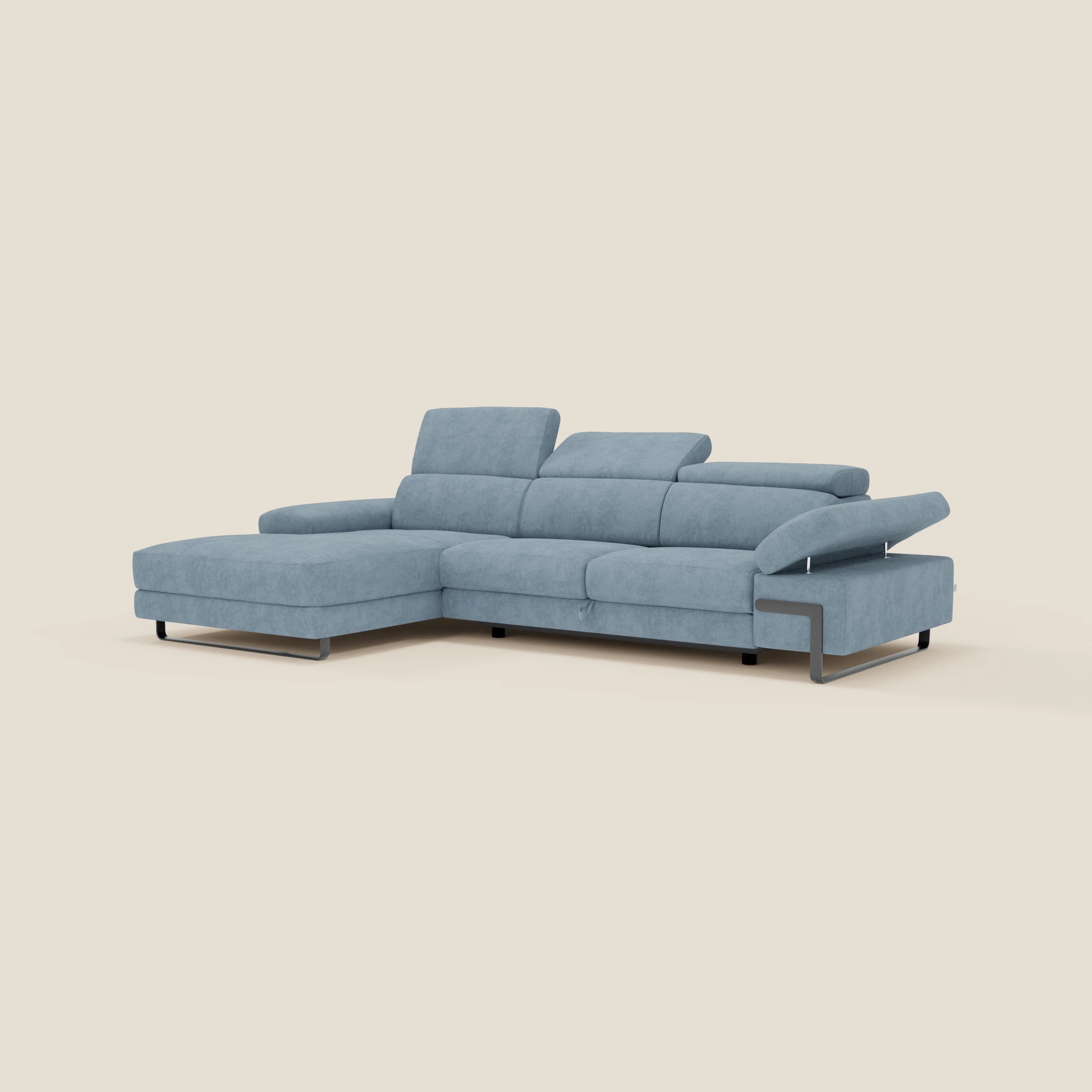 Il divano angolare estraibile Zayana di Divani.Store è caratterizzato da braccioli e poggiatesta reclinabili in tessuto idrorepellente T02 carta da zucchero, gambe basse in metallo e chaise lounge per un look pulito e contemporaneo.