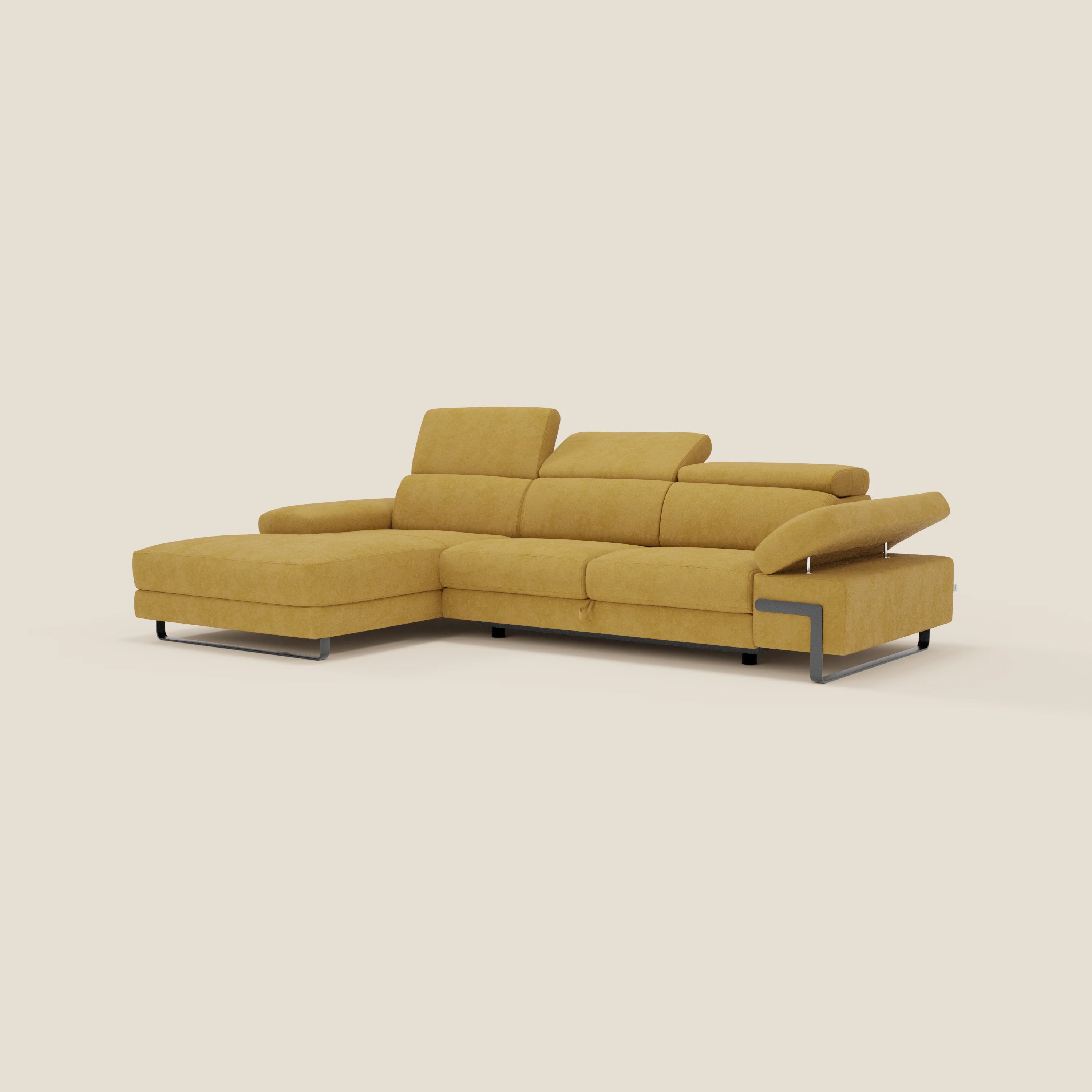 Il divano angolare estraibile Zayana di Divani.Store è caratterizzato da braccioli e poggiatesta reclinabili in tessuto impermeabile T02 giallo, struttura elegante in metallo e gambe corte nere, su uno sfondo beige chiaro.
