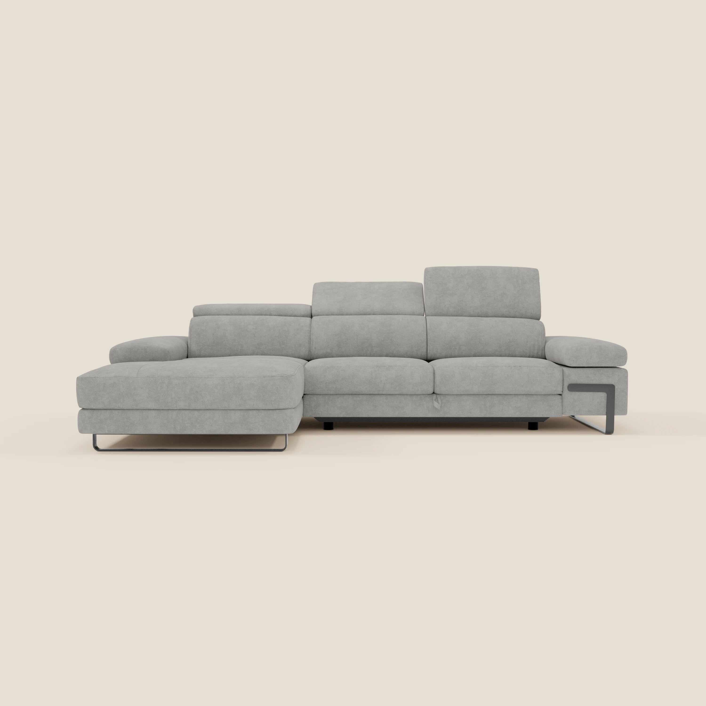 Il divano angolare estraibile Zayana di Divani.Store ha quattro posti a sedere, braccioli e poggiatesta reclinabili, chaise longue a sinistra, sottili gambe in metallo e tessuto idrorepellente T02 grigio chiaro. Presentato in stile minimalista su sfondo beige.