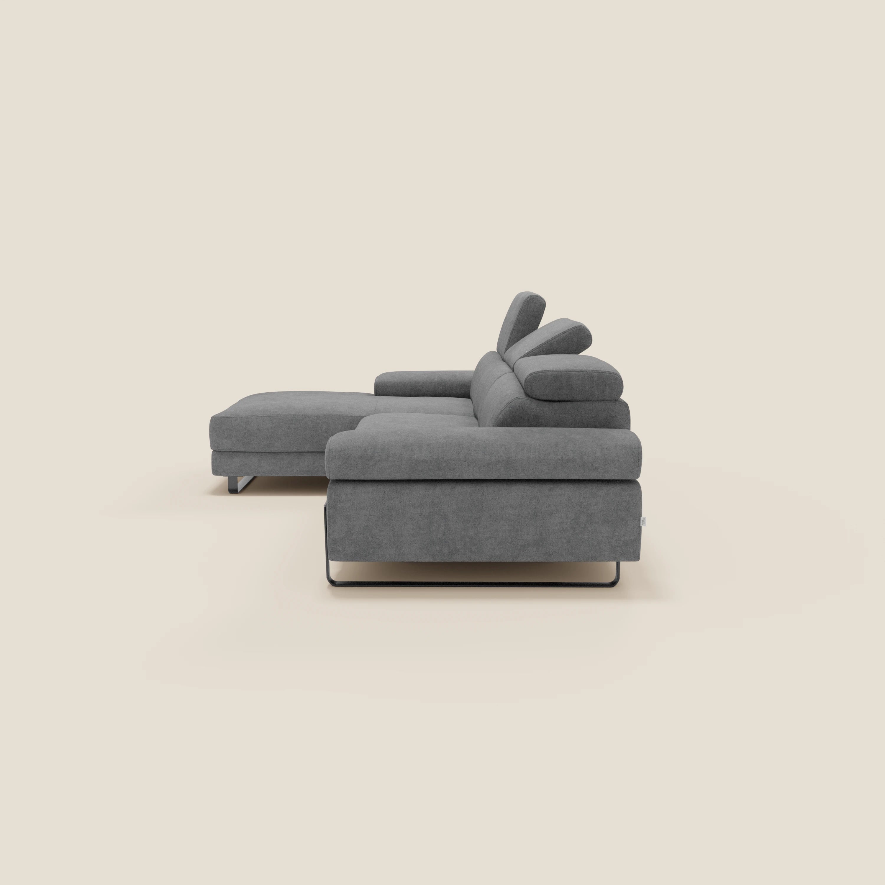 Il divano angolare estraibile Zayana di Divani.Store, in impermeabile T02 grigio con braccioli e poggiatesta reclinabili, è presentato con eleganti gambe in metallo e una chaise longue sinistra su uno sfondo beige chiaro.