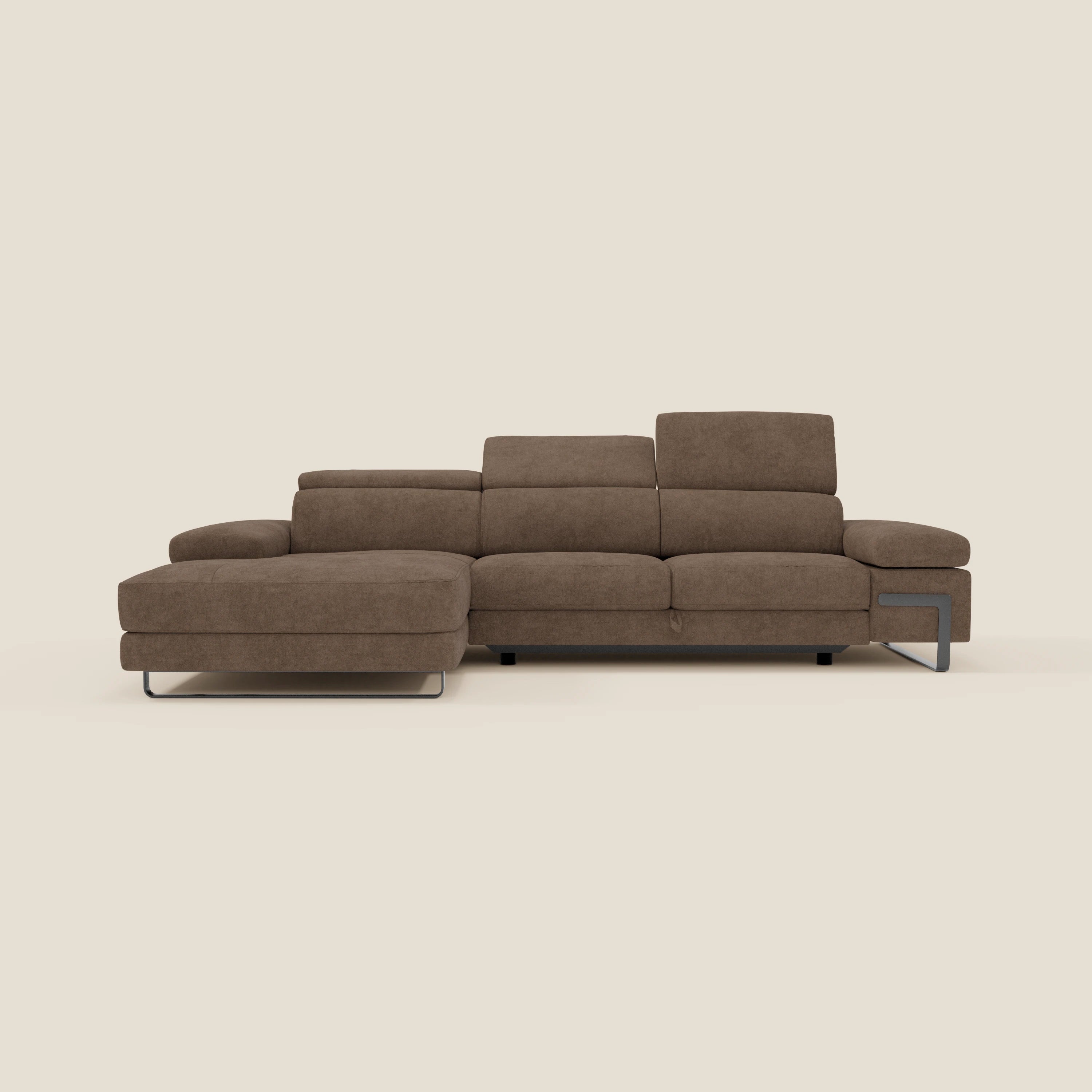 Il divano angolare estraibile Zayana di Divani.Store è caratterizzato da tessuto impermeabile marrone T02, chaise lounge sinistra, ampie sedute, braccioli e poggiatesta reclinabili e gambe in metallo, su sfondo beige chiaro.