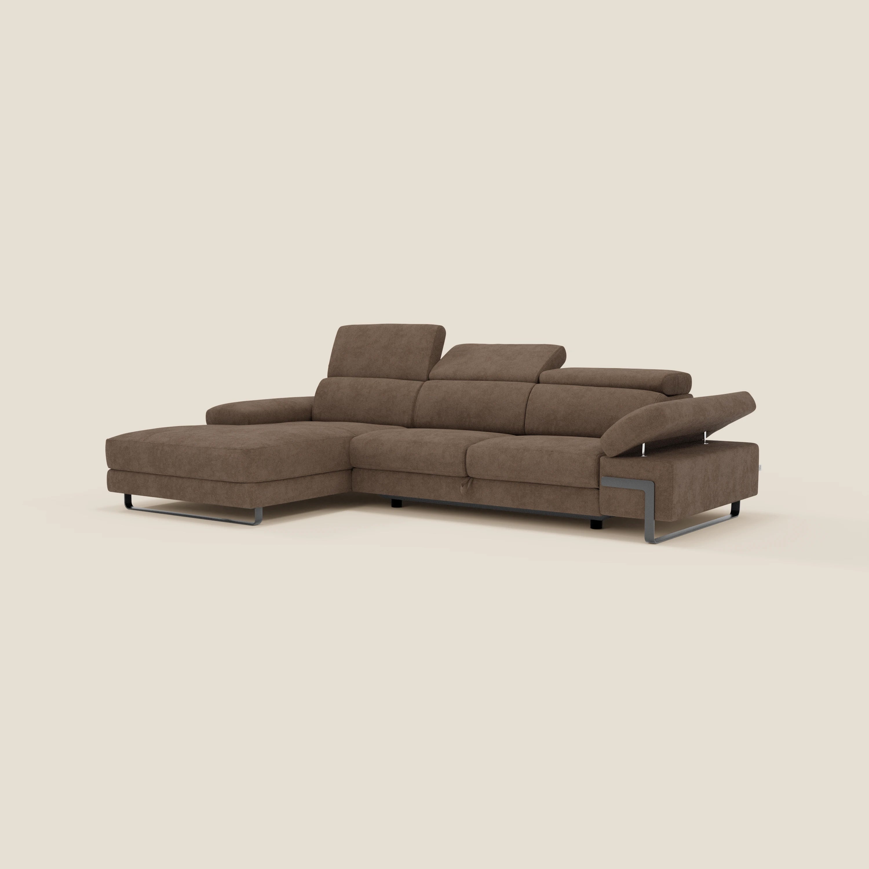Il divano angolare estraibile Zayana di Divani.Store è caratterizzato da braccioli e poggiatesta reclinabili, chaise lounge sinistra, tessuto impermeabile T02 marrone ed eleganti gambe in metallo, presentate su sfondo beige chiaro.