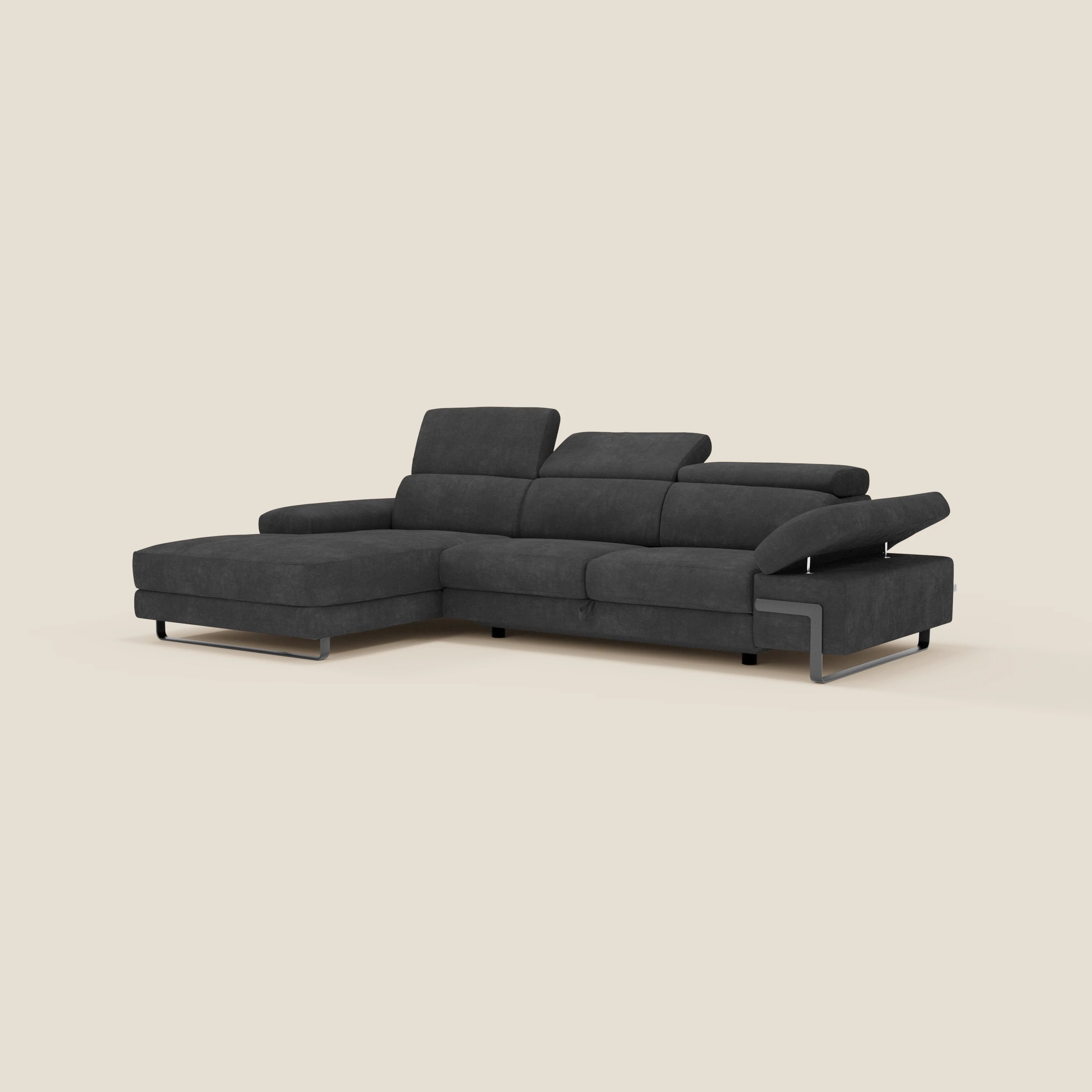 Il divano angolare estraibile Zayana di Divani.Store è caratterizzato da braccioli e poggiatesta reclinabili in tessuto impermeabile T02 nero, con un'elegante chaise a forma di L, incastonata in uno sfondo color crema.