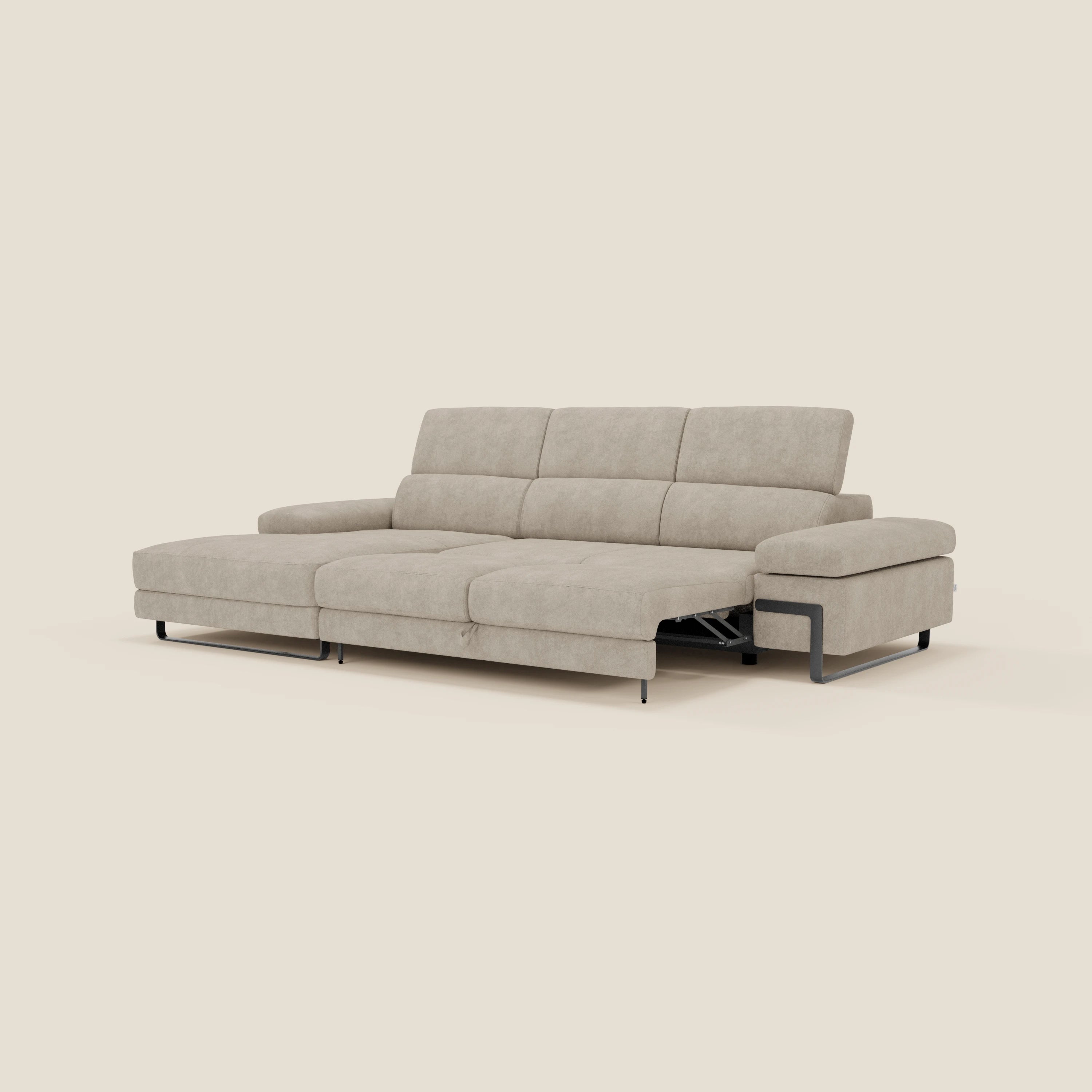 Il divano angolare estraibile Zayana di Divani.Store è caratterizzato da braccioli e poggiatesta reclinabili in tessuto impermeabile T02 panna, con un design elegante e sedute regolabili per un comfort moderno.