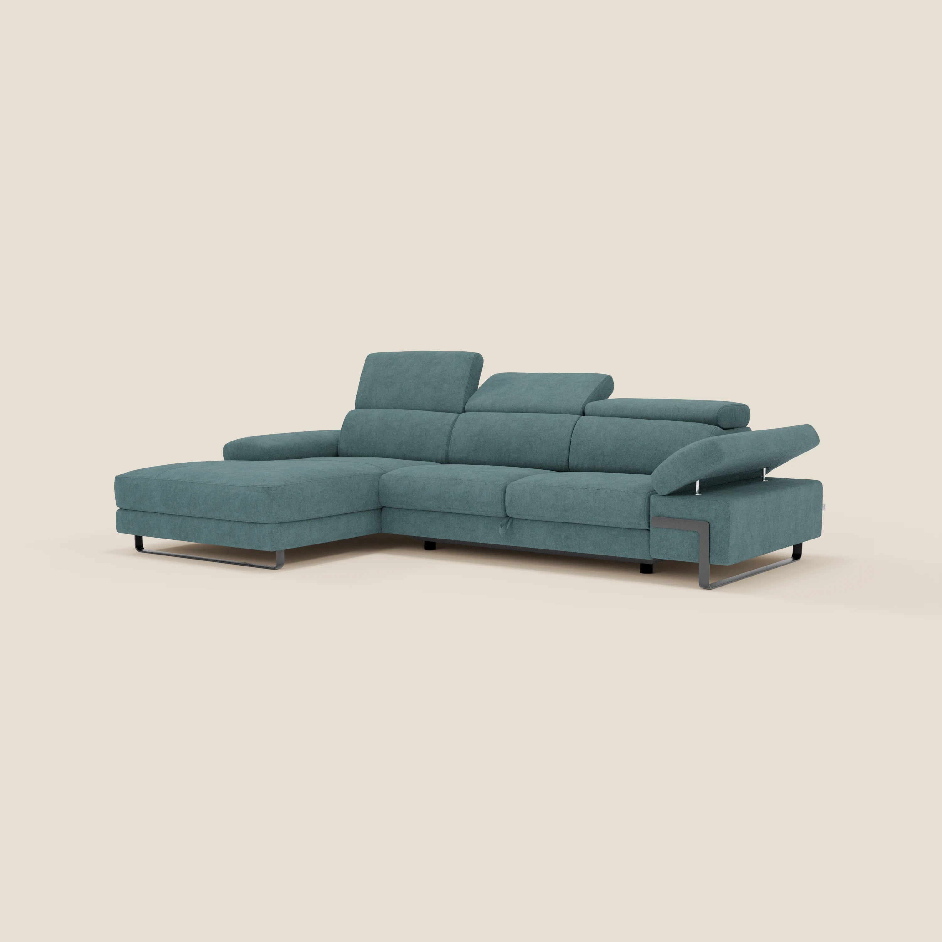 Il divano angolare estraibile Zayana di Divani.Store in impermeabile T02 petrolio è caratterizzato da braccioli e poggiatesta reclinabili, chaise longue sinistra, gambe sottili in metallo e design minimalista su sfondo beige chiaro.