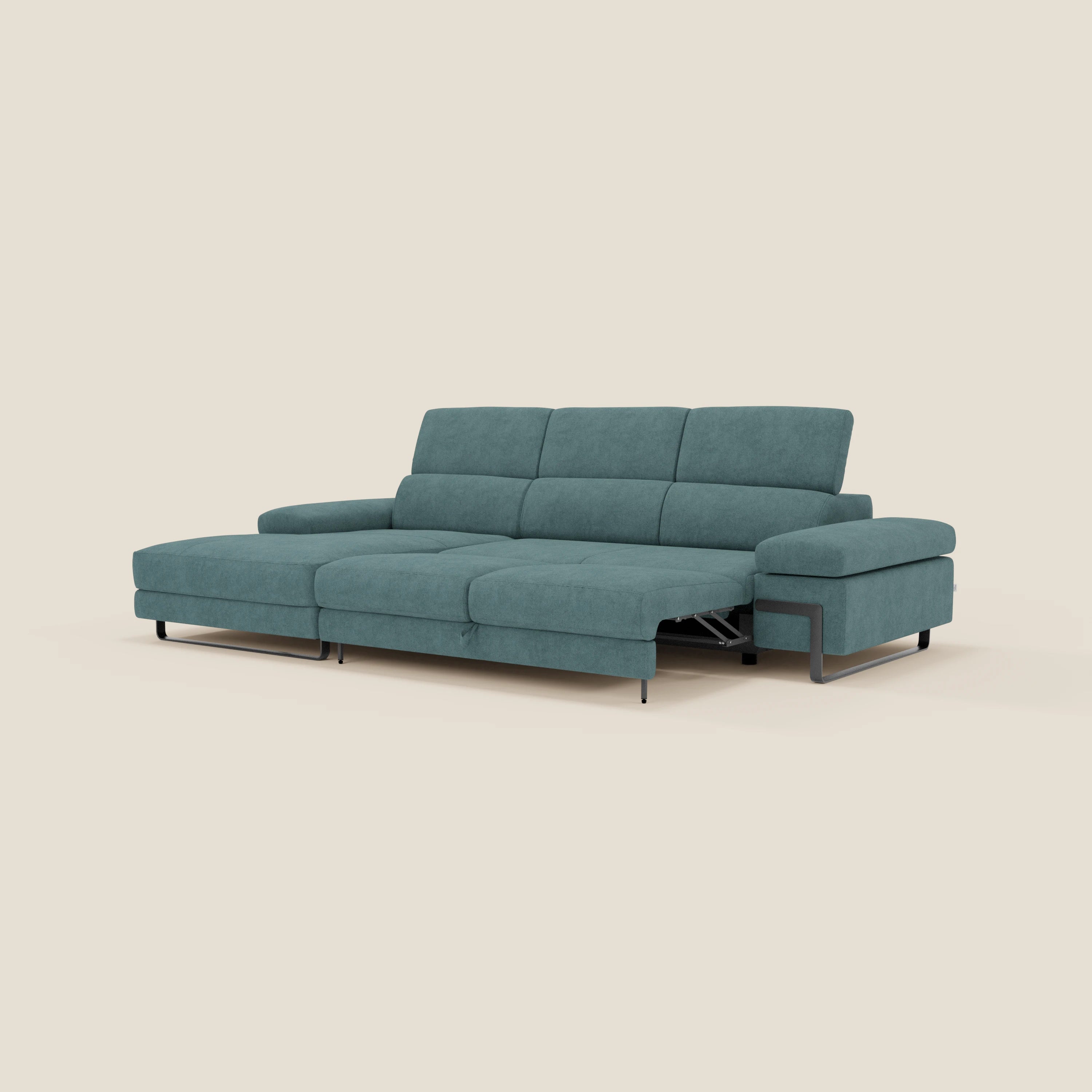 Il divano angolare estraibile Zayana di Divani.Store è composto da tre sedute, chaise longue sinistra, bracciolo destro, braccioli e poggiatesta reclinabili, in tessuto impermeabile T02 petrolio. Un poggiapiedi si estende per il relax; sottili gambe in metallo completano il suo look moderno.