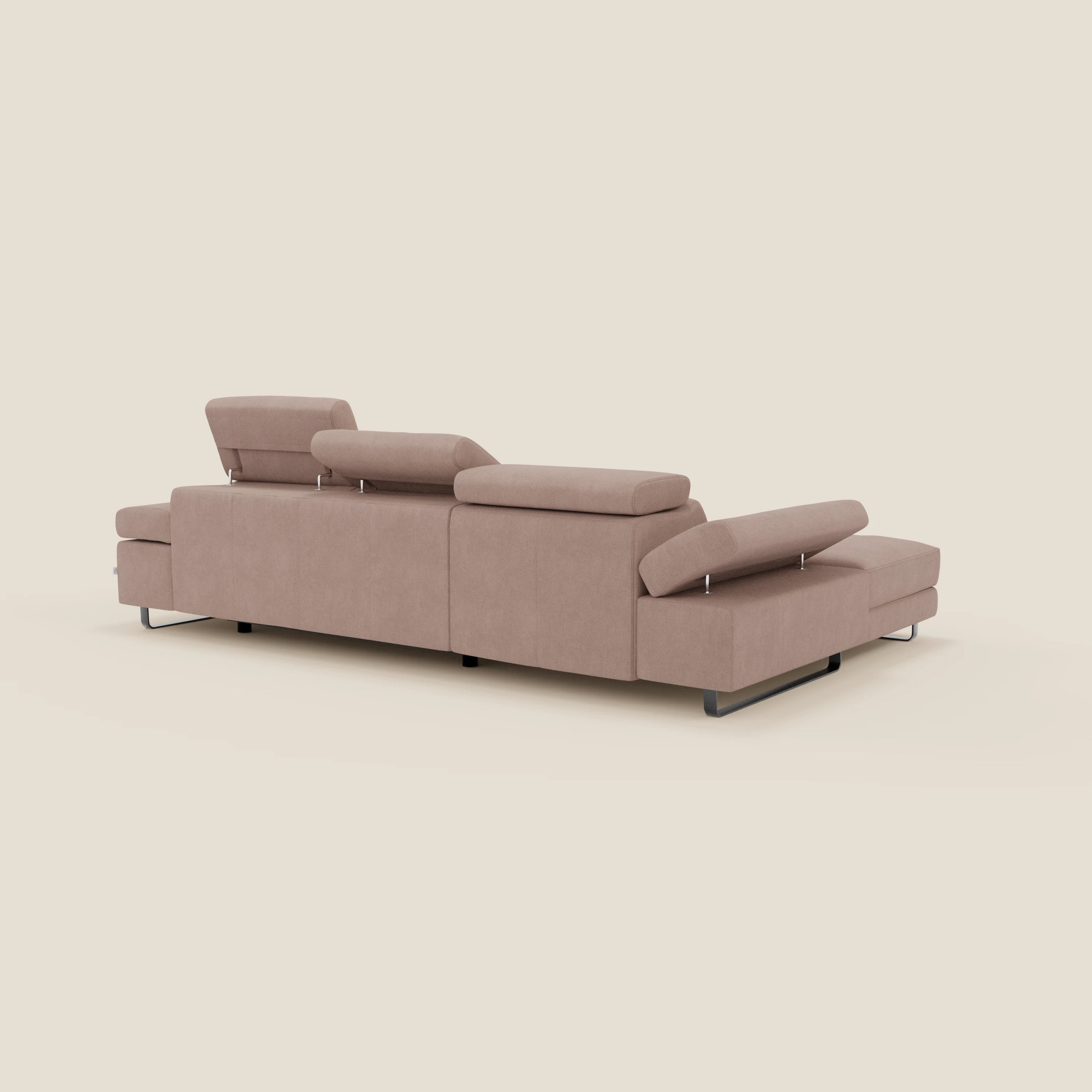 Il Divano angolare estraibile Zayana di Divani.Store è caratterizzato da braccioli e poggiatesta reclinabili in tessuto impermeabile T02 rosa, schienali bassi, gambe in metallo e linee contemporanee, mostrate dal retro su uno sfondo bianco sporco.