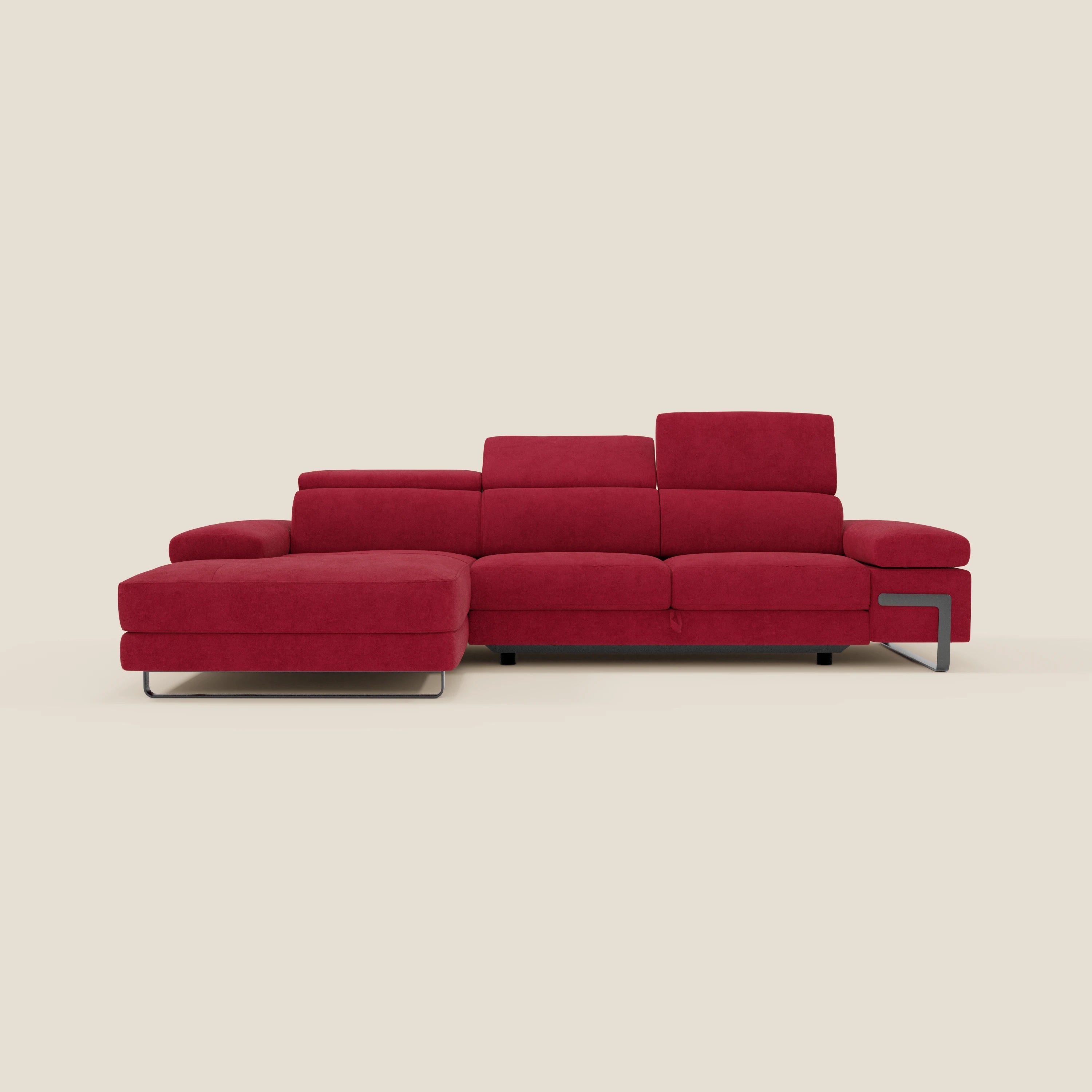Il divano angolare estraibile Zayana di Divani.Store è caratterizzato da braccioli e poggiatesta reclinabili, rivestiti in tessuto impermeabile rosso T02, con sottili gambe in metallo nero, su sfondo beige.