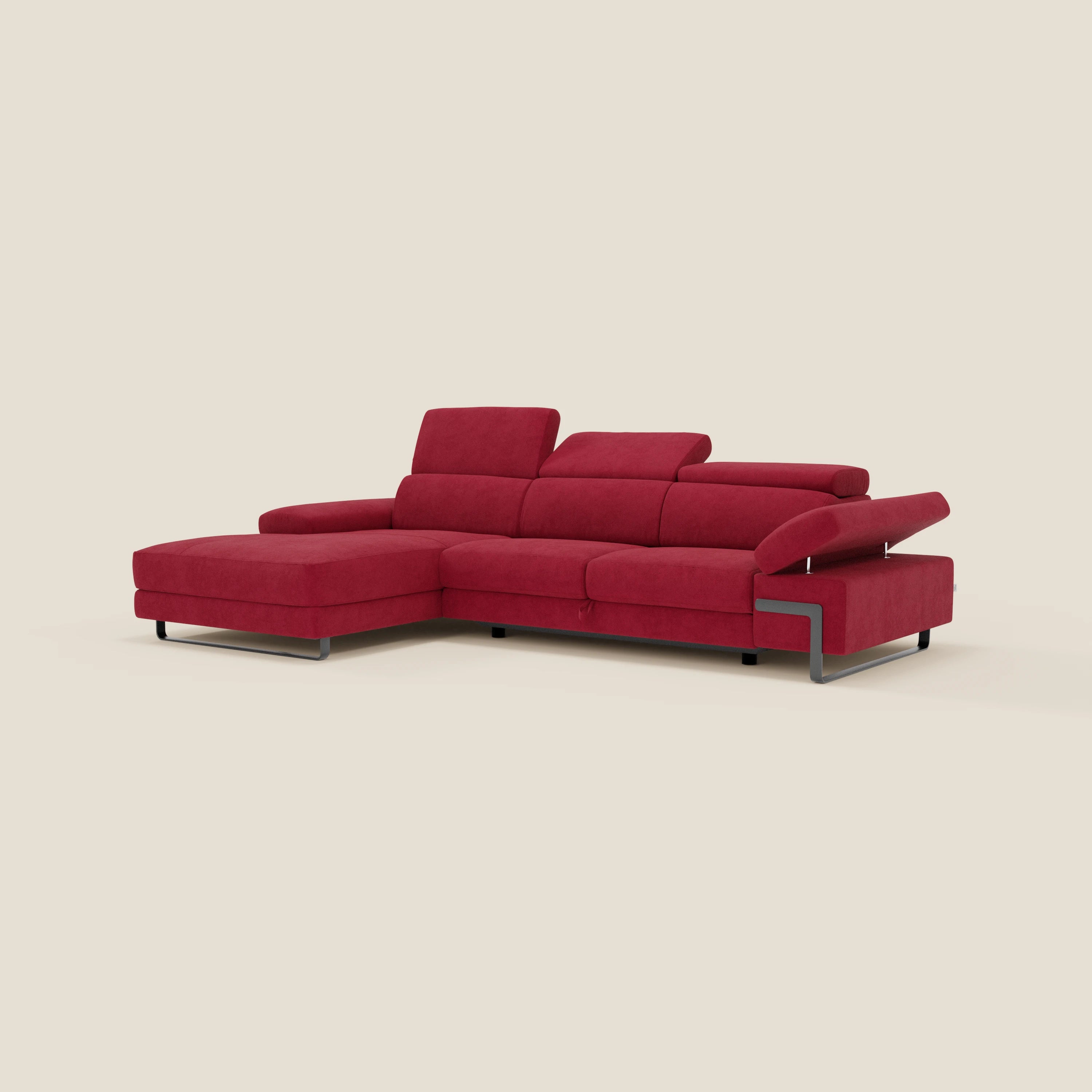 Il divano angolare estraibile Zayana di Divani.Store, in tessuto idrorepellente rosso T02, è caratterizzato da braccioli e poggiatesta reclinabili, linee eleganti e gambe basse in metallo. Si presenta con uno sfondo beige semplice e un design moderno e minimalista.