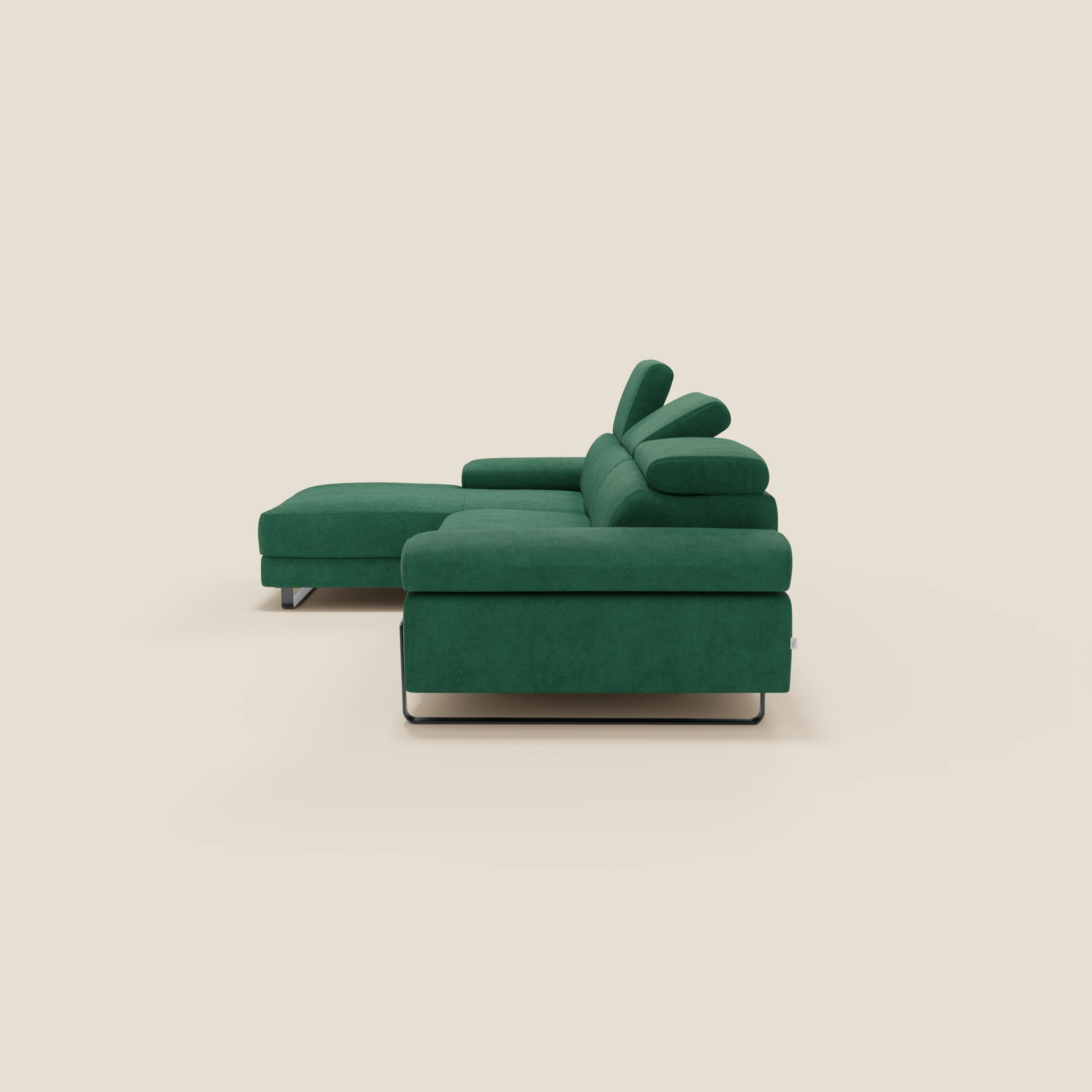 Il divano angolare estraibile Zayana di Divani.Store è caratterizzato da braccioli e poggiatesta reclinabili, tessuto impermeabile verde T02 e gambe minimaliste in metallo nero, su uno sfondo beige chiaro per un look elegante e contemporaneo.
