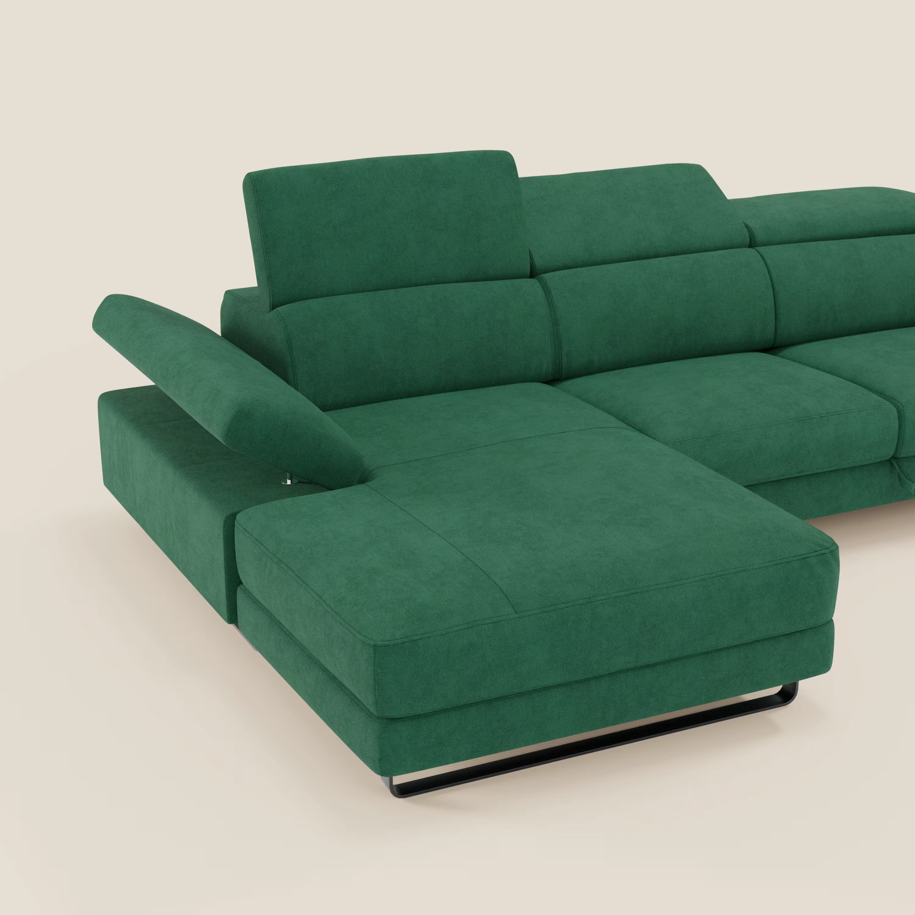 Il divano angolare estraibile Zayana di Divani.Store è caratterizzato da braccioli e poggiatesta reclinabili in tessuto impermeabile T02 verde, con un poggiatesta sollevato per garantire la flessibilità e poggiato su gambe basse in metallo nero su sfondo beige.