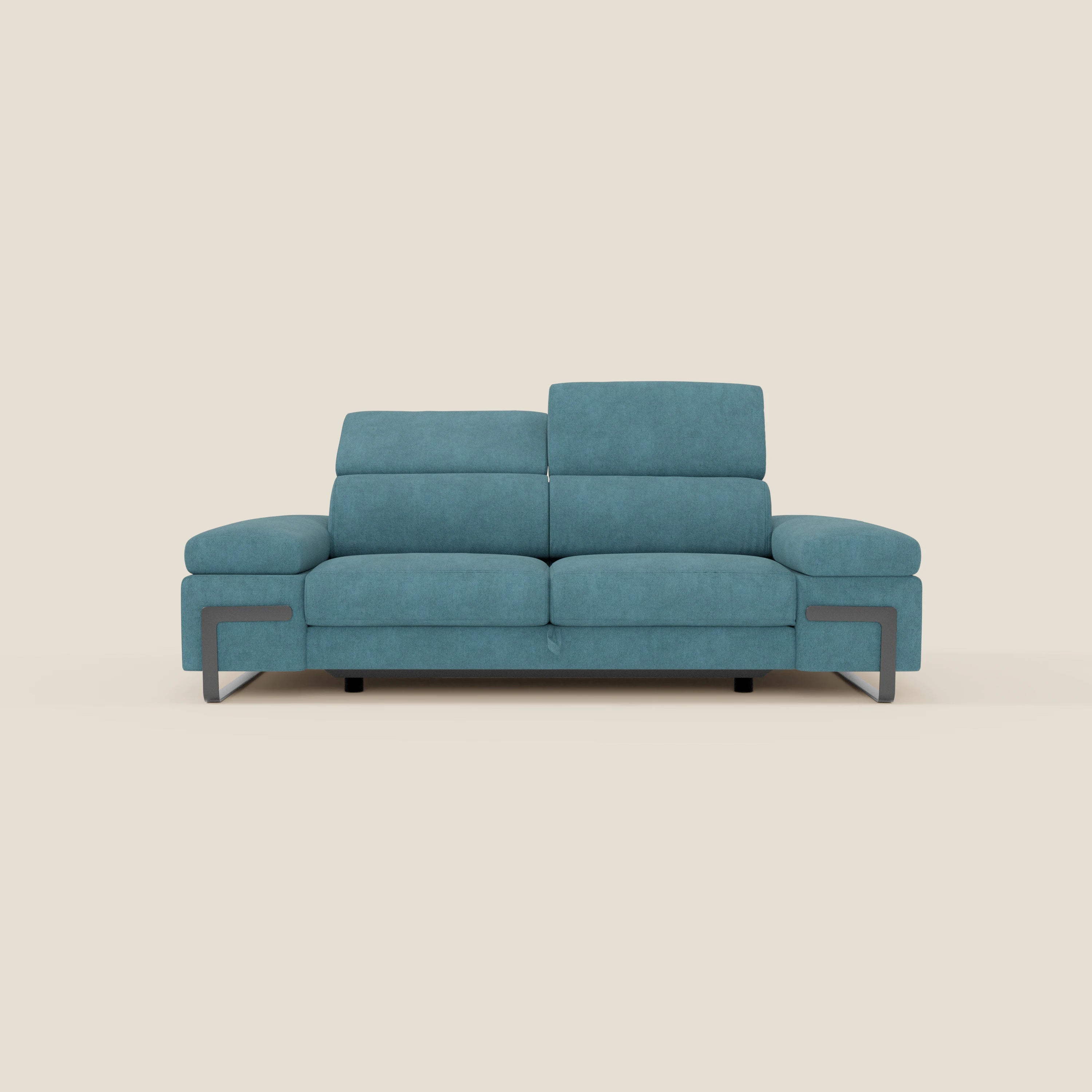 Il divano 3 posti Zayana di Divani.Store è caratterizzato da braccioli e poggiatesta regolabili, elemento estraibile e tessuto impermeabile T02 azzurro. Elegante e moderno, con gambe in metallo, è presentato su uno sfondo beige chiaro.