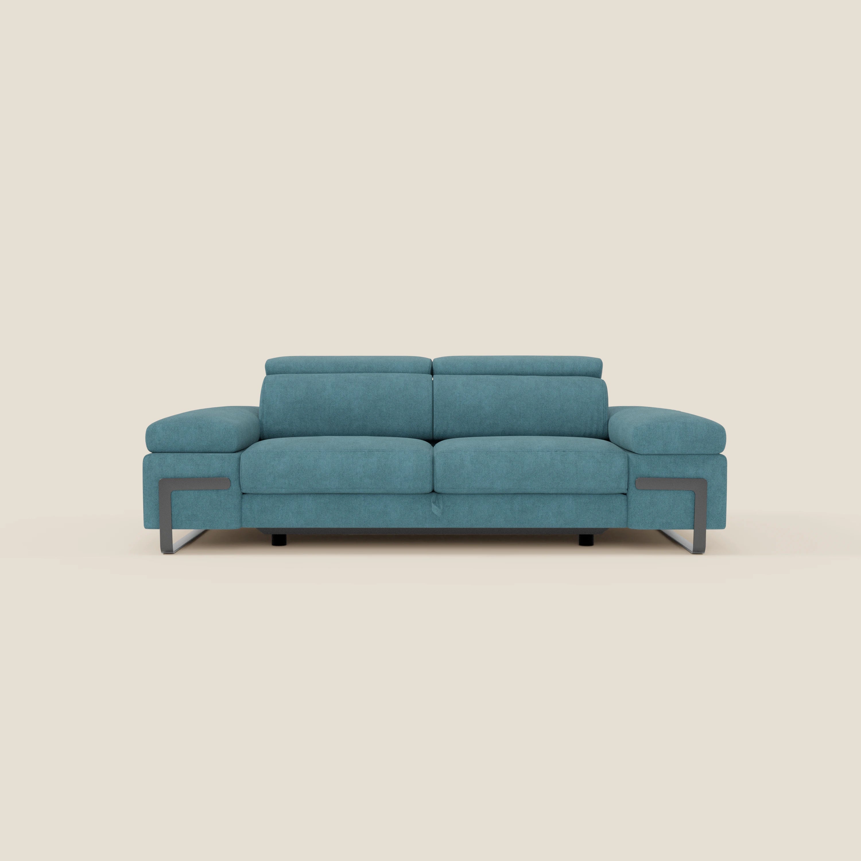 Il divano 3 posti Zayana di Divani.Store è caratterizzato da un elemento estraibile, braccioli e poggiatesta regolabili e tessuto impermeabile T02 azzurro, che offre comfort e stile moderni con un look minimalista su uno sfondo color crema.