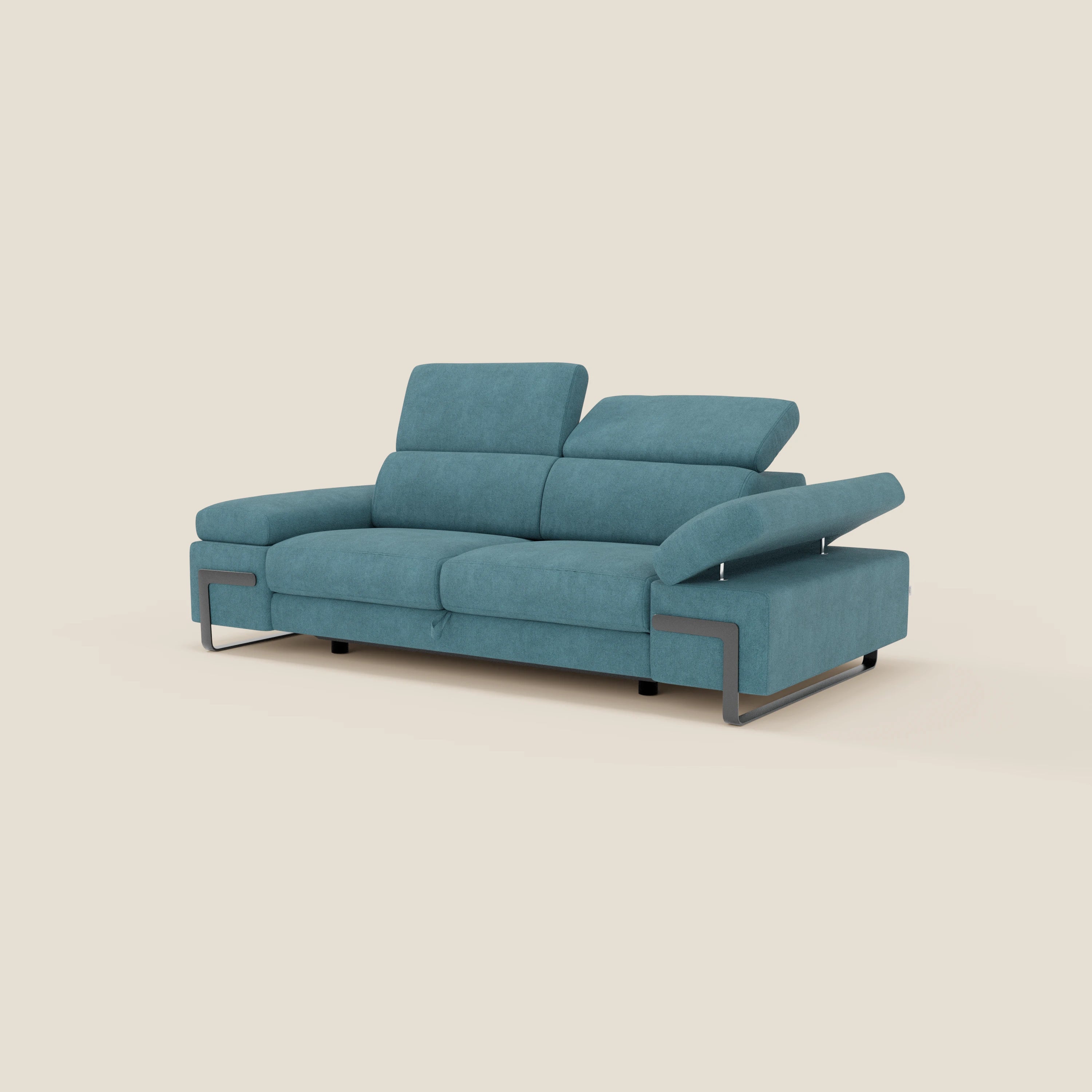 Il Divano 3 posti Zayana di Divani.Store in T02 azzurro presenta braccioli e poggiatesta regolabili, un elemento estraibile, tessuto impermeabile, un design moderno con gambe in metallo su sfondo beige chiaro.