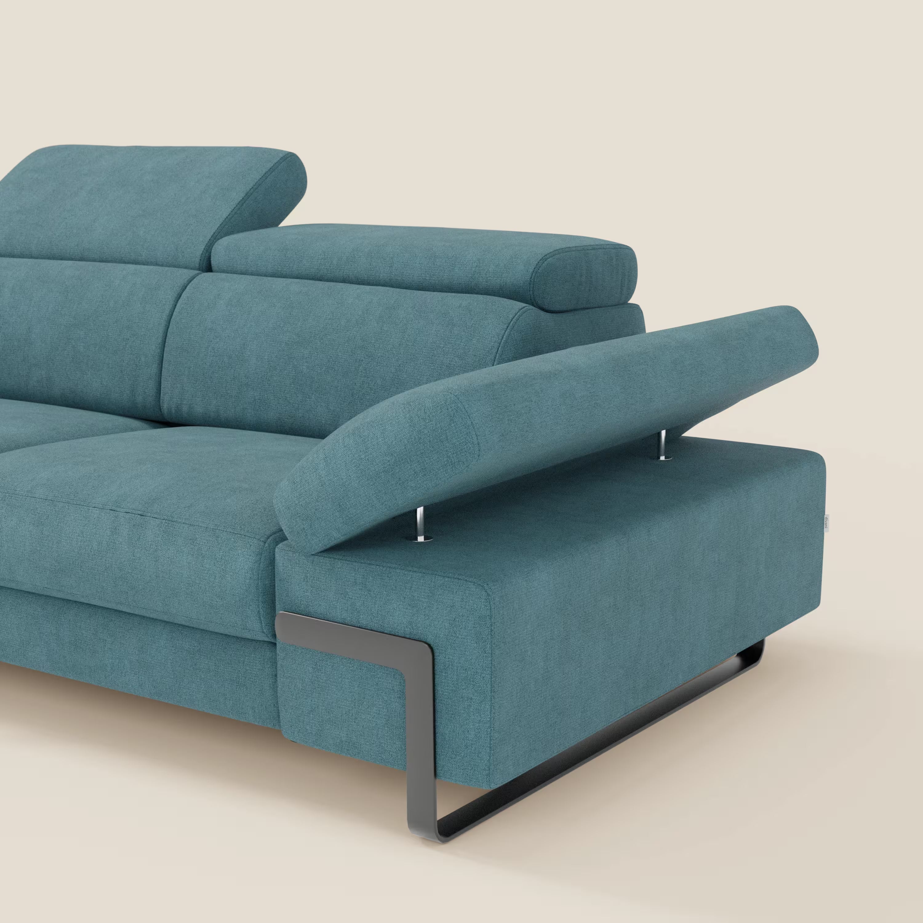 Il divano 3 posti Zayana di Divani.Store è caratterizzato da braccioli e poggiatesta regolabili, elemento estraibile, tessuto impermeabile T02 azzurro, eleganti gambe in metallo nero e un design minimalista, su uno sfondo beige.