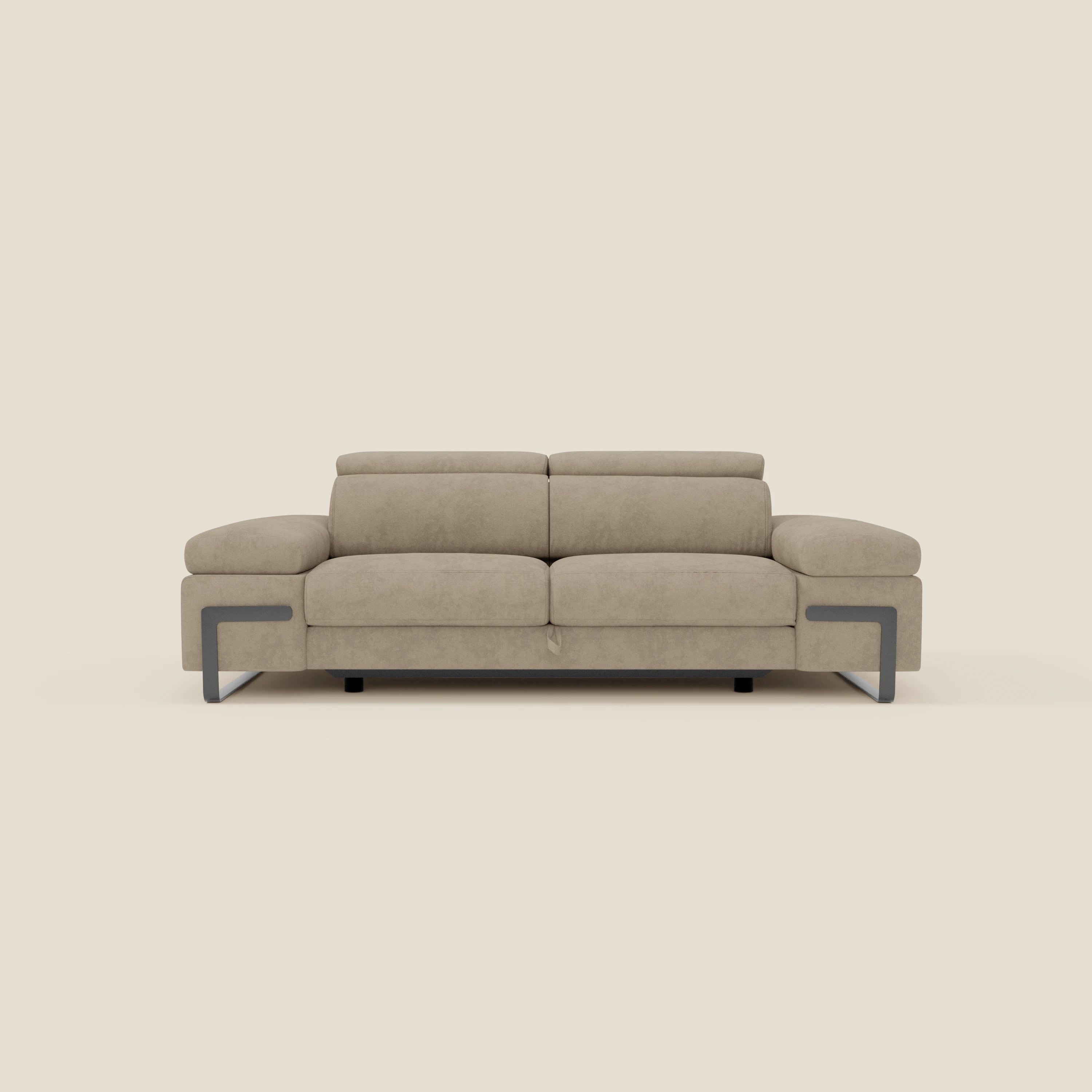 Il divano 3 posti Zayana di Divani.Store è dotato di braccioli e poggiatesta regolabili, di un elemento estensibile e di un tessuto beige T02 resistente all'acqua per un look moderno. Lo sfondo crema chiaro accentua le sue linee pulite e contemporanee.