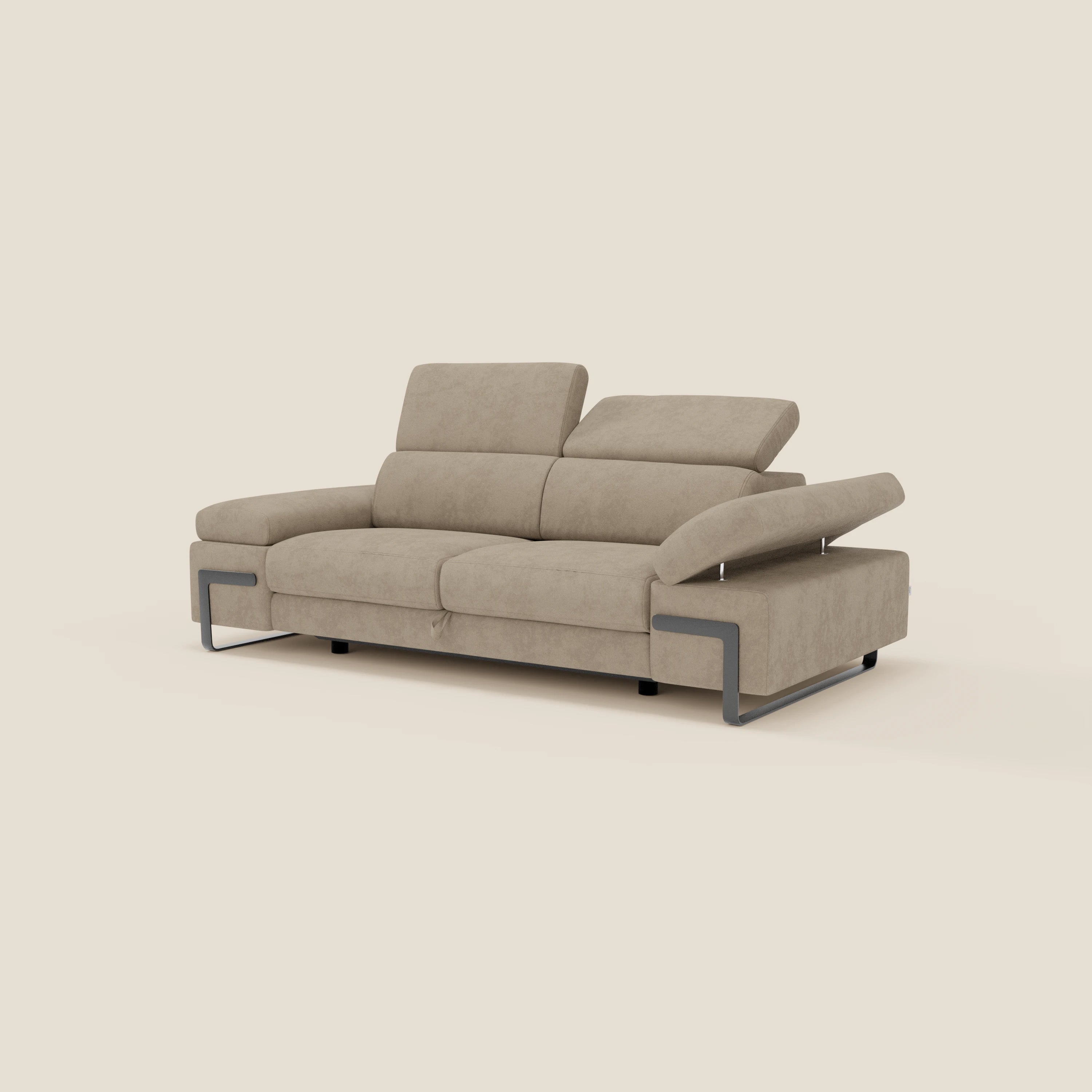 Il divano 3 posti Zayana di Divani.Store in T02 beige è caratterizzato da un elemento estraibile, braccioli e poggiatesta regolabili e tessuto impermeabile, che combina comfort, funzionalità e stile moderno con eleganti gambe in metallo.