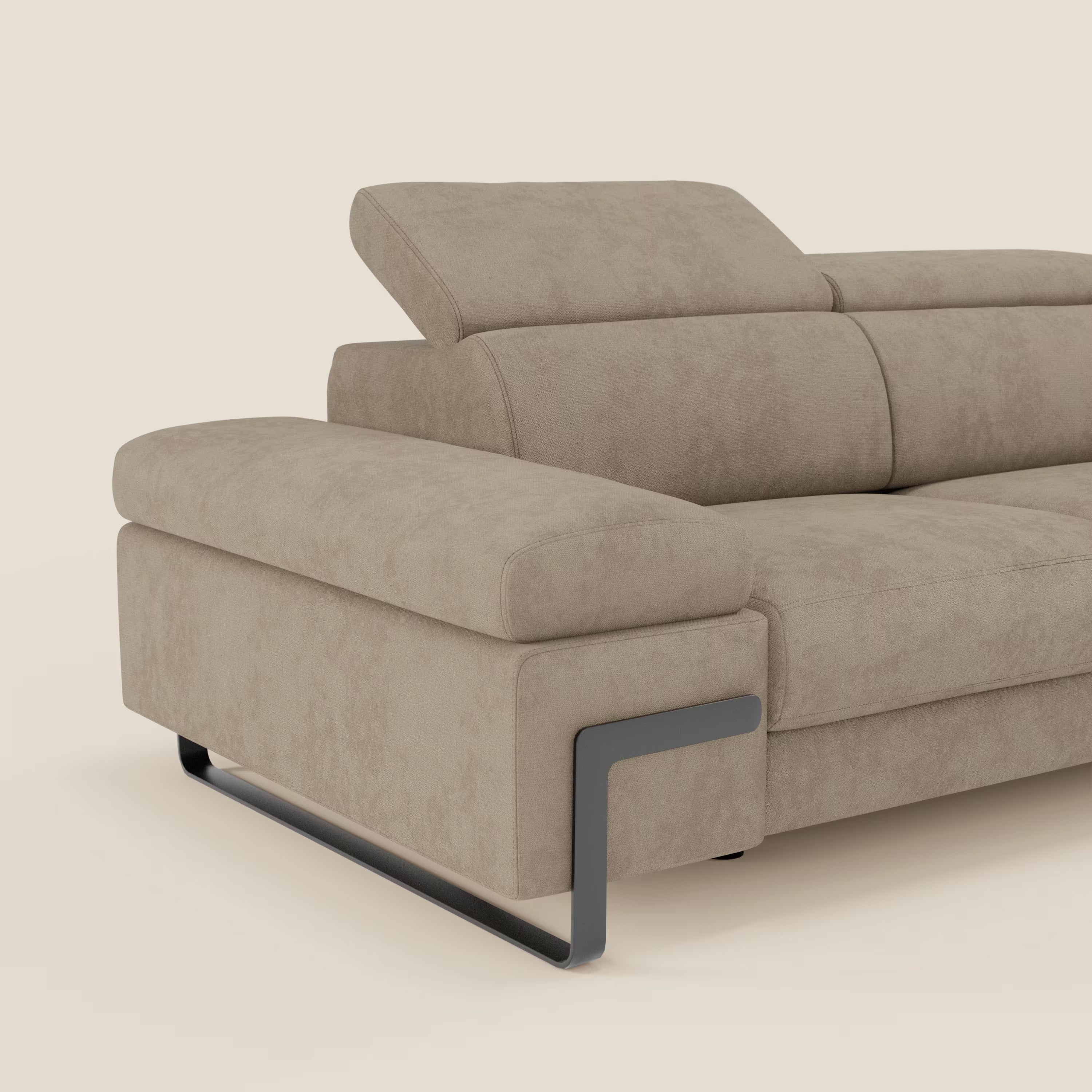 Zayana Divano 3 posti di Divani.Store è presentato inclinato per mostrare il lato sinistro, con ampi braccioli, poggiatesta regolabili, elemento estraibile, tessuto impermeabile T02 beige e gambe a slitta in metallo nero su uno sfondo chiaro.