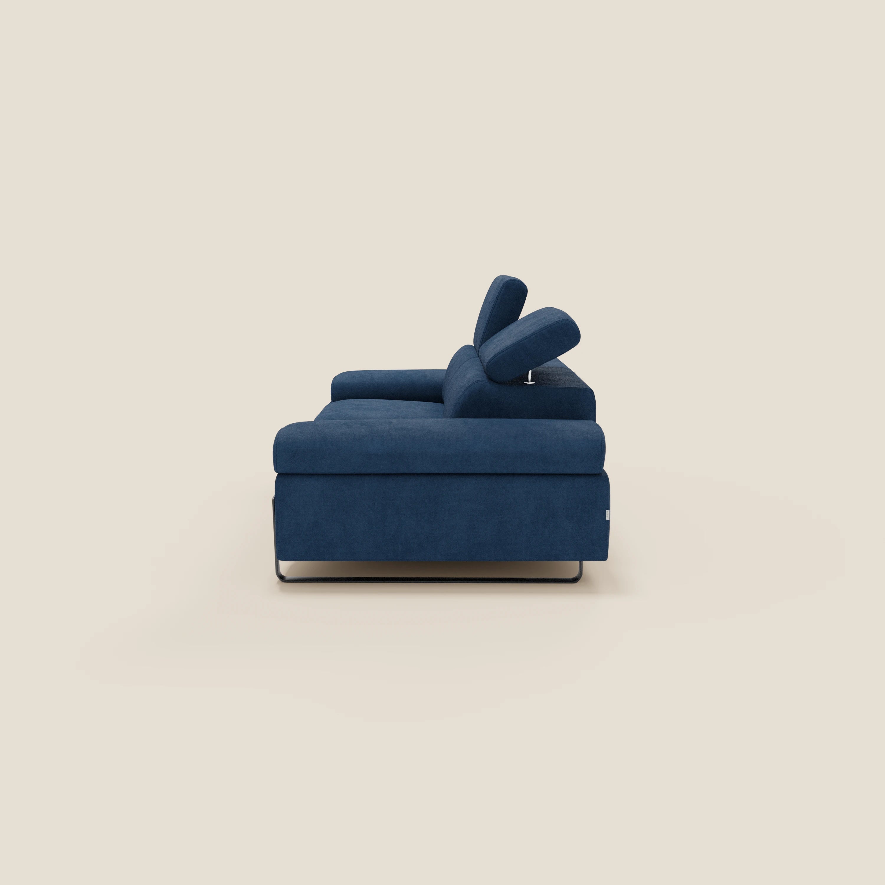 Il divano 3 posti Zayana di Divani.Store, raffigurato di profilo su sfondo beige, è caratterizzato da braccioli e poggiatesta regolabili e da un tessuto impermeabile blu T02 per un look elegante e contemporaneo con gambe in metallo.