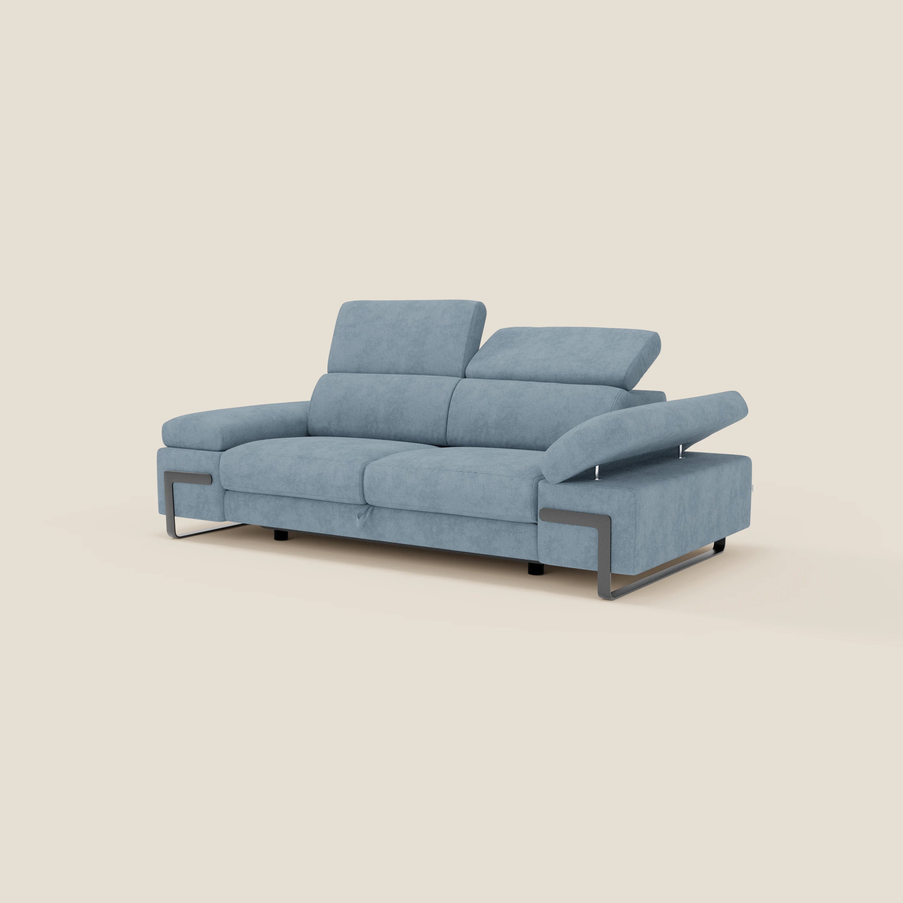 Il divano 3 posti Zayana di Divani.Store è dotato di braccioli e poggiatesta regolabili, elemento estraibile e tessuto impermeabile T02 carta da zucchero. Le eleganti gambe in metallo ne esaltano il design moderno, su sfondo beige.