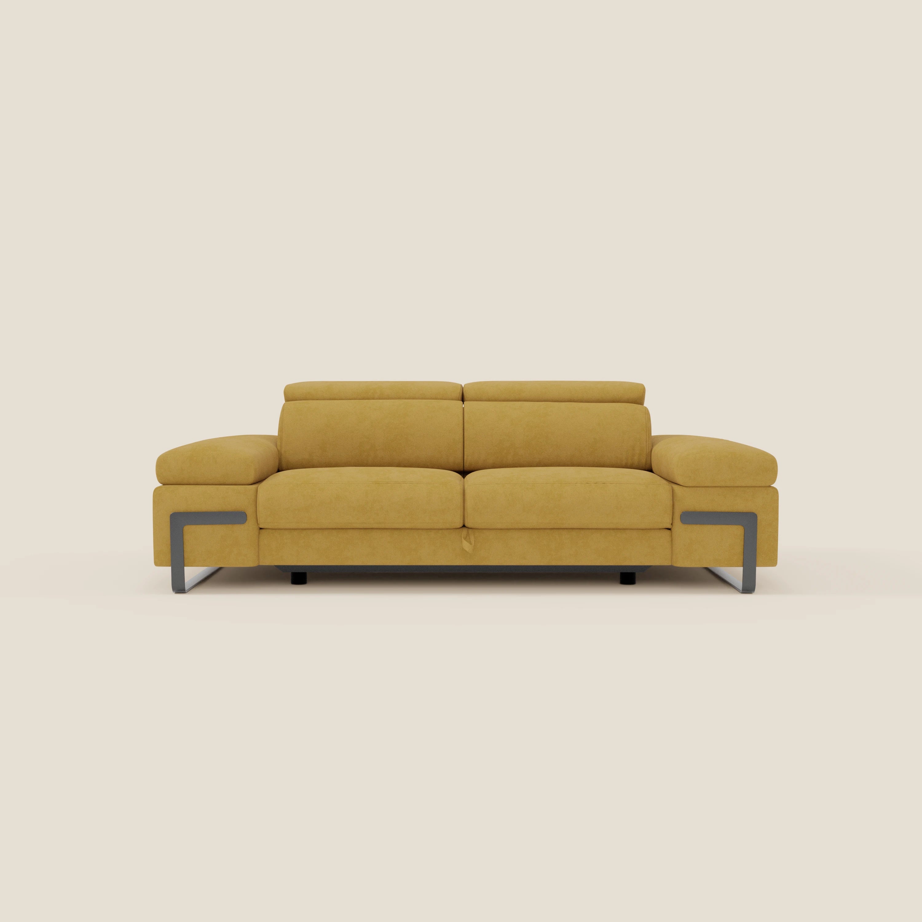 Zayana Divano 3 posti di Divani.Store è dotato di braccioli e poggiatesta regolabili, elemento estraibile e tessuto impermeabile T02 giallo. Il suo design moderno spicca su uno sfondo beige semplice, evidenziandone il comfort e lo stile.