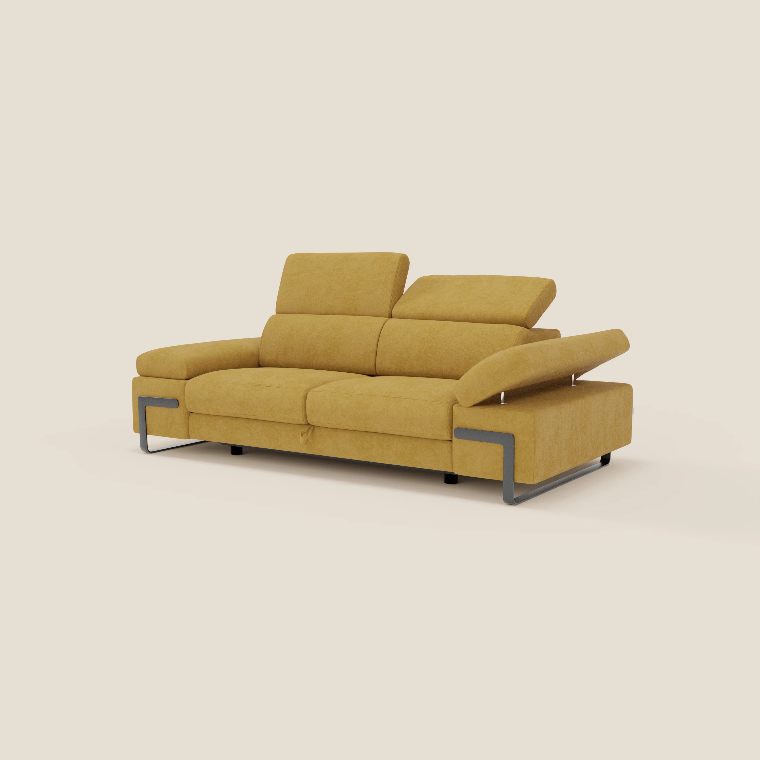 Il divano 3 posti Zayana di Divani.Store è caratterizzato da un tessuto impermeabile giallo T02, da braccioli e poggiatesta regolabili e da un elemento estraibile. Le moderne gambe in metallo completano il design, qui presentato su uno sfondo beige chiaro.