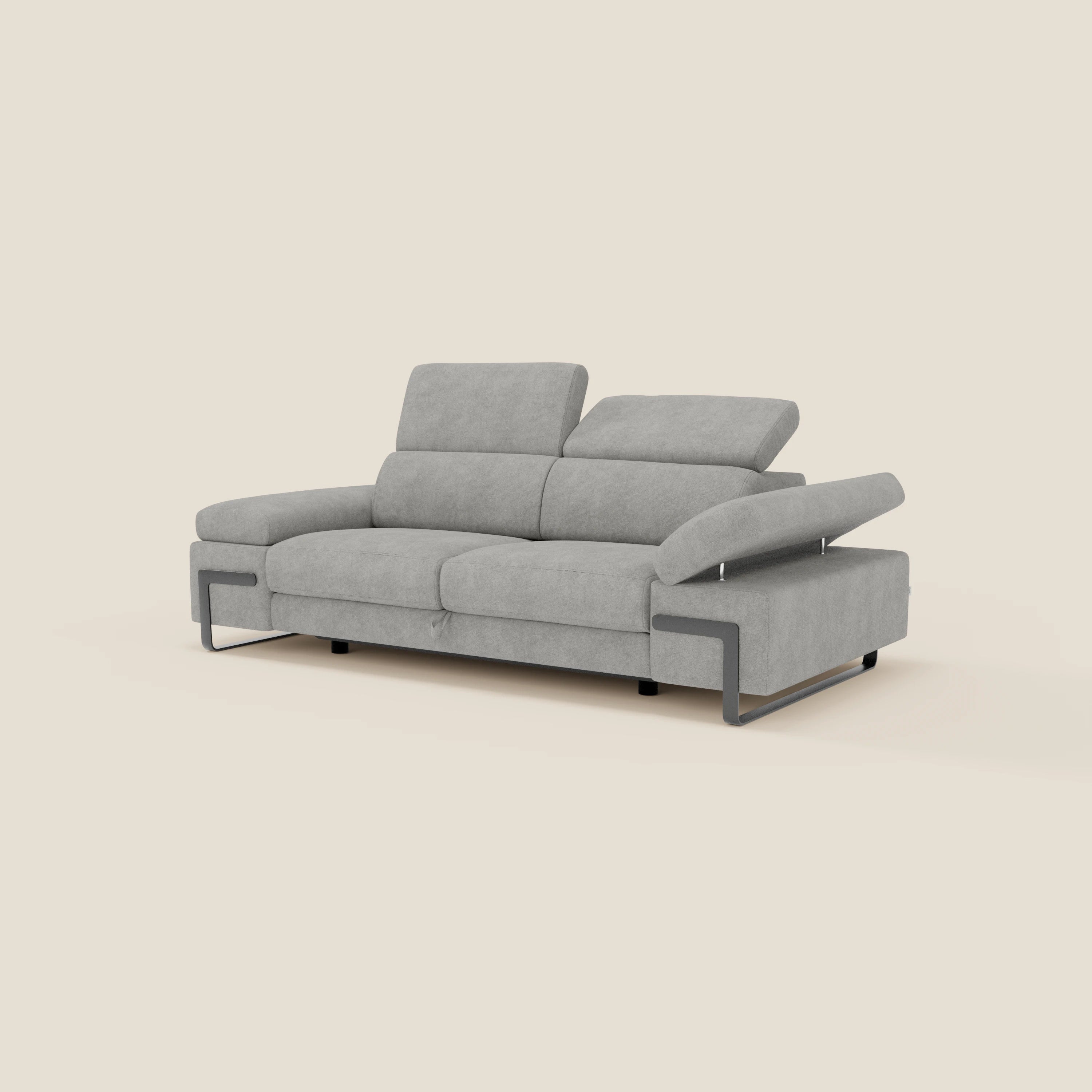 Il divano 3 posti Zayana di Divani.Store è caratterizzato da tessuto impermeabile T02 grigio chiaro, braccioli e poggiatesta regolabili, elemento estraibile, gambe in metallo, linee pulite e cuscini morbidi per uno stile e un comfort contemporanei.