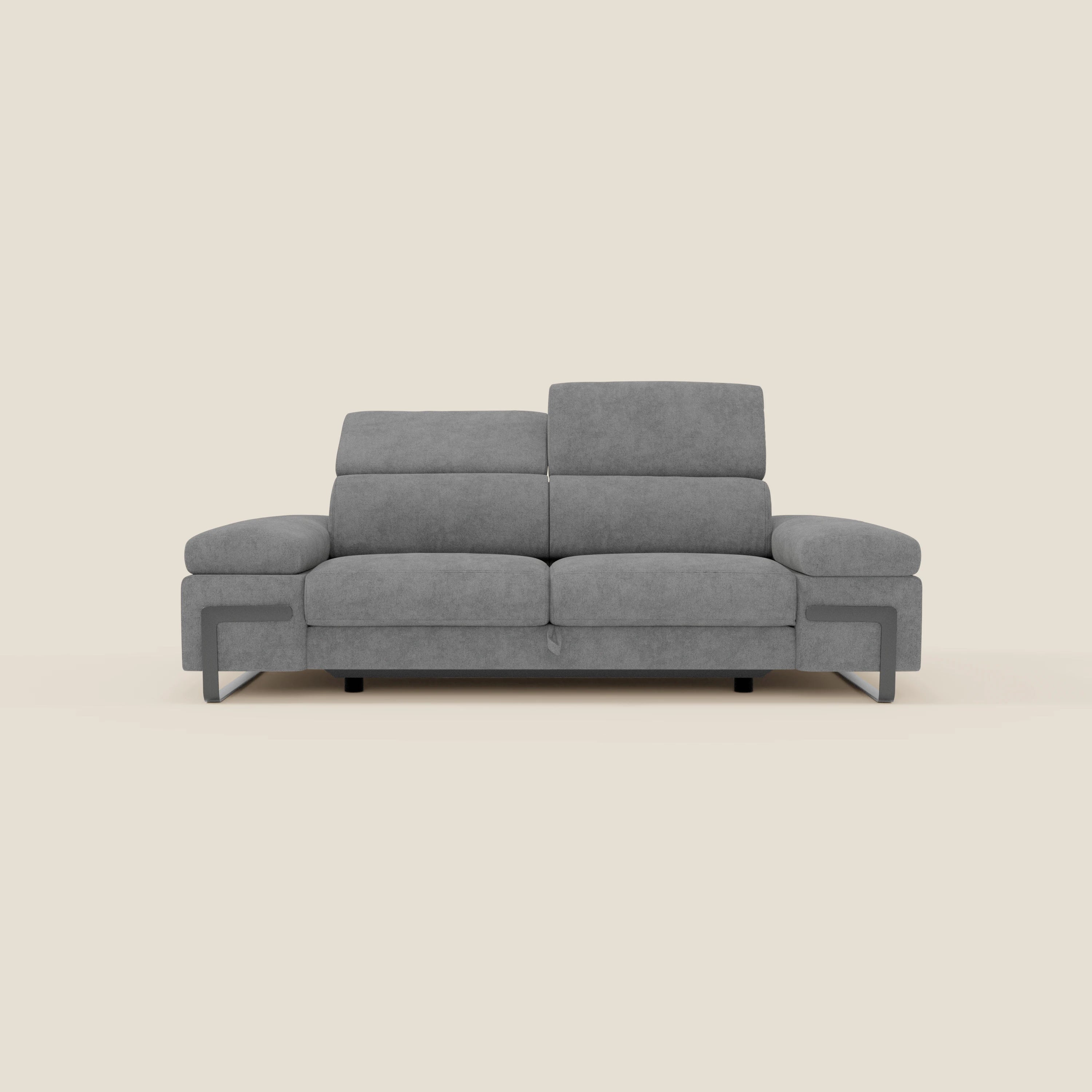 Il Zayana Divano 3 posti di Divani.Store, in tessuto impermeabile T02 grigio con braccioli e poggiatesta regolabili, elemento estraibile e design minimalista è perfetto per un soggiorno moderno.