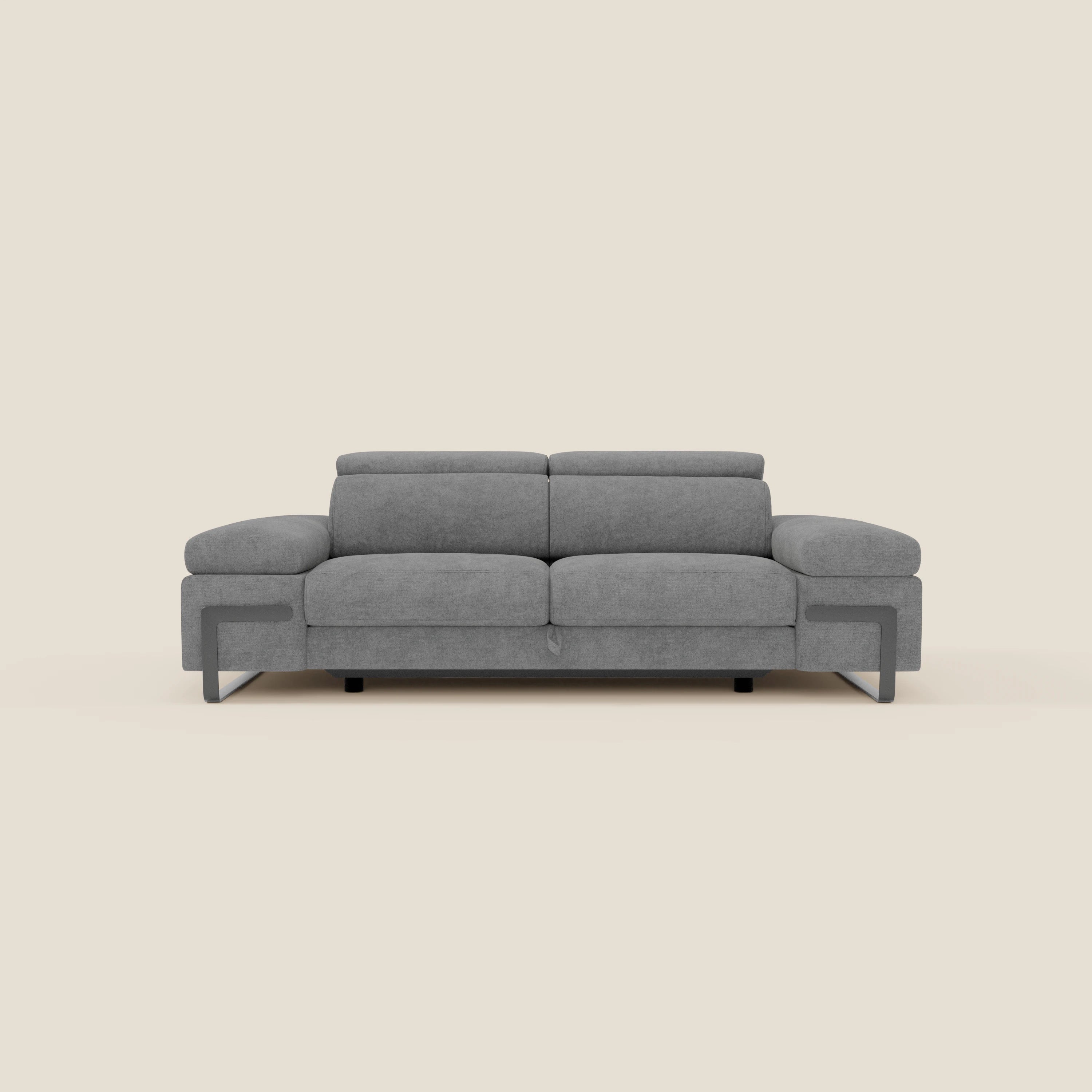 Il Divano 3 posti Zayana di Divani.Store, in tessuto impermeabile T02 grigio, è caratterizzato da braccioli e poggiatesta regolabili, un elemento estraibile e un design moderno perfetto contro uno sfondo beige chiaro.